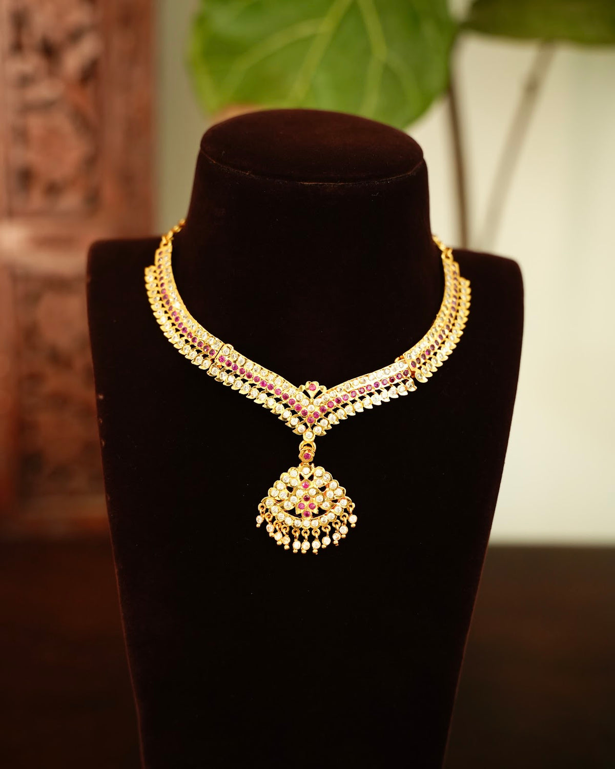 Classic Panchaloha Necklace | White & Ruby | Handmade Gold Tone | NC912