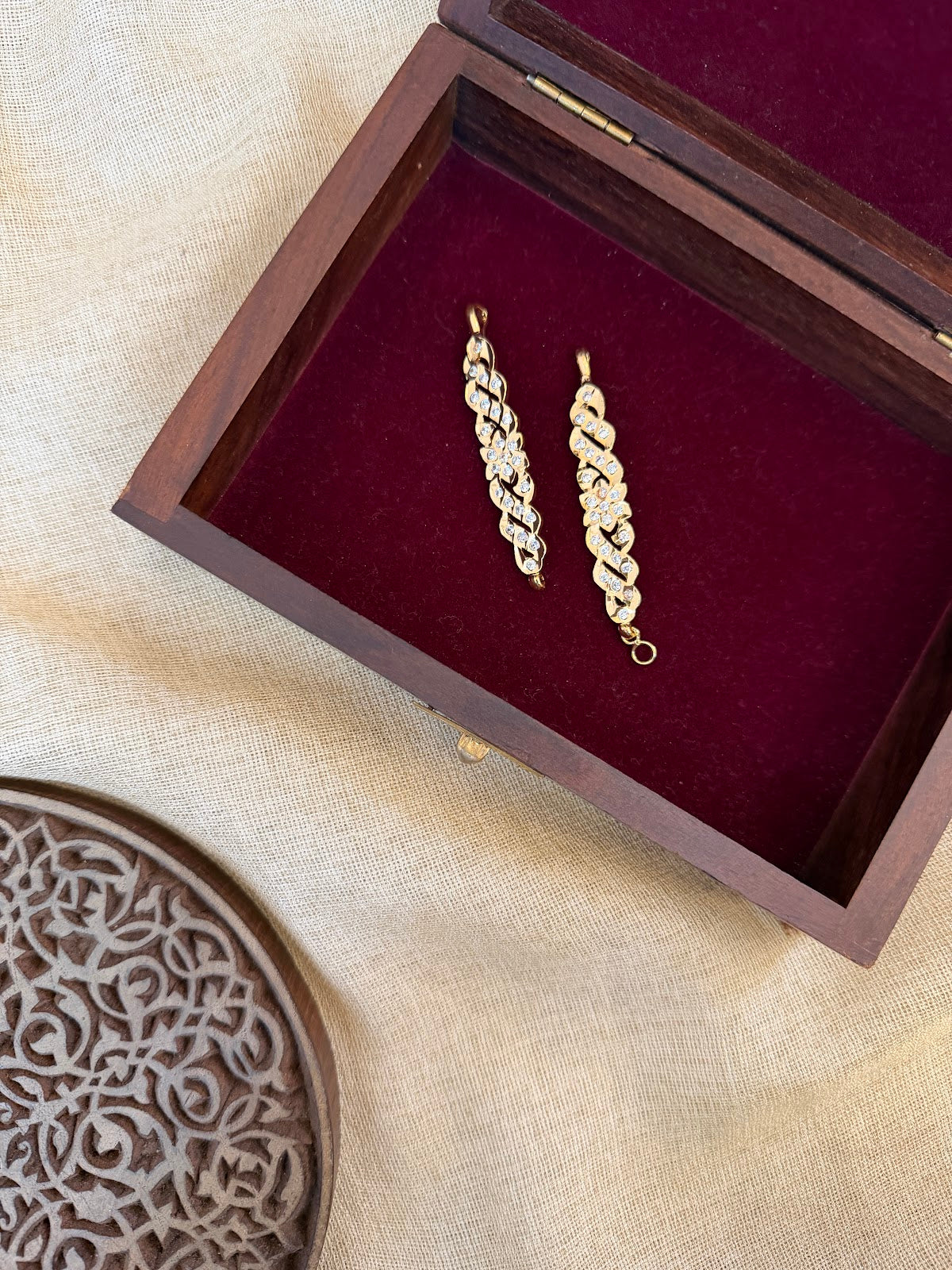 Vintage Floral Impon Straight Ear Chain – White | Handmade Gold Tone | EC242