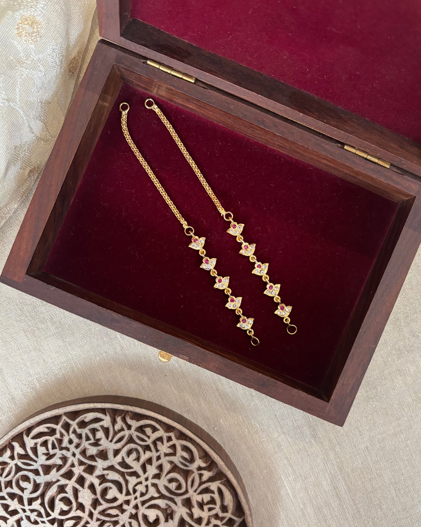 Vintage Floral Impon Straight Ear Chain – Ruby & White | EC141