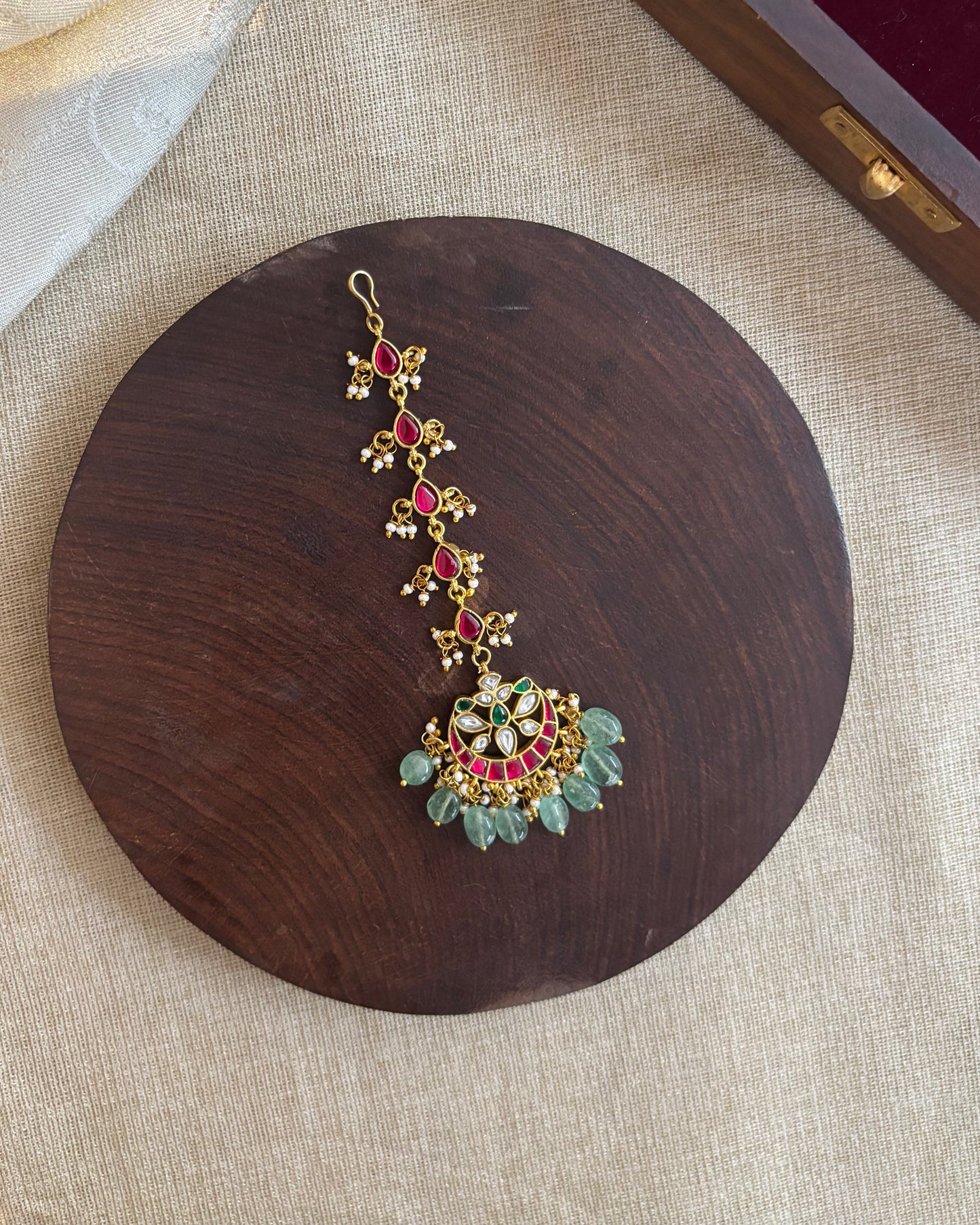 Jadau Kundan Floral Maang Tikka – Gold-Plated Bridal Hair Jewellery | MT137