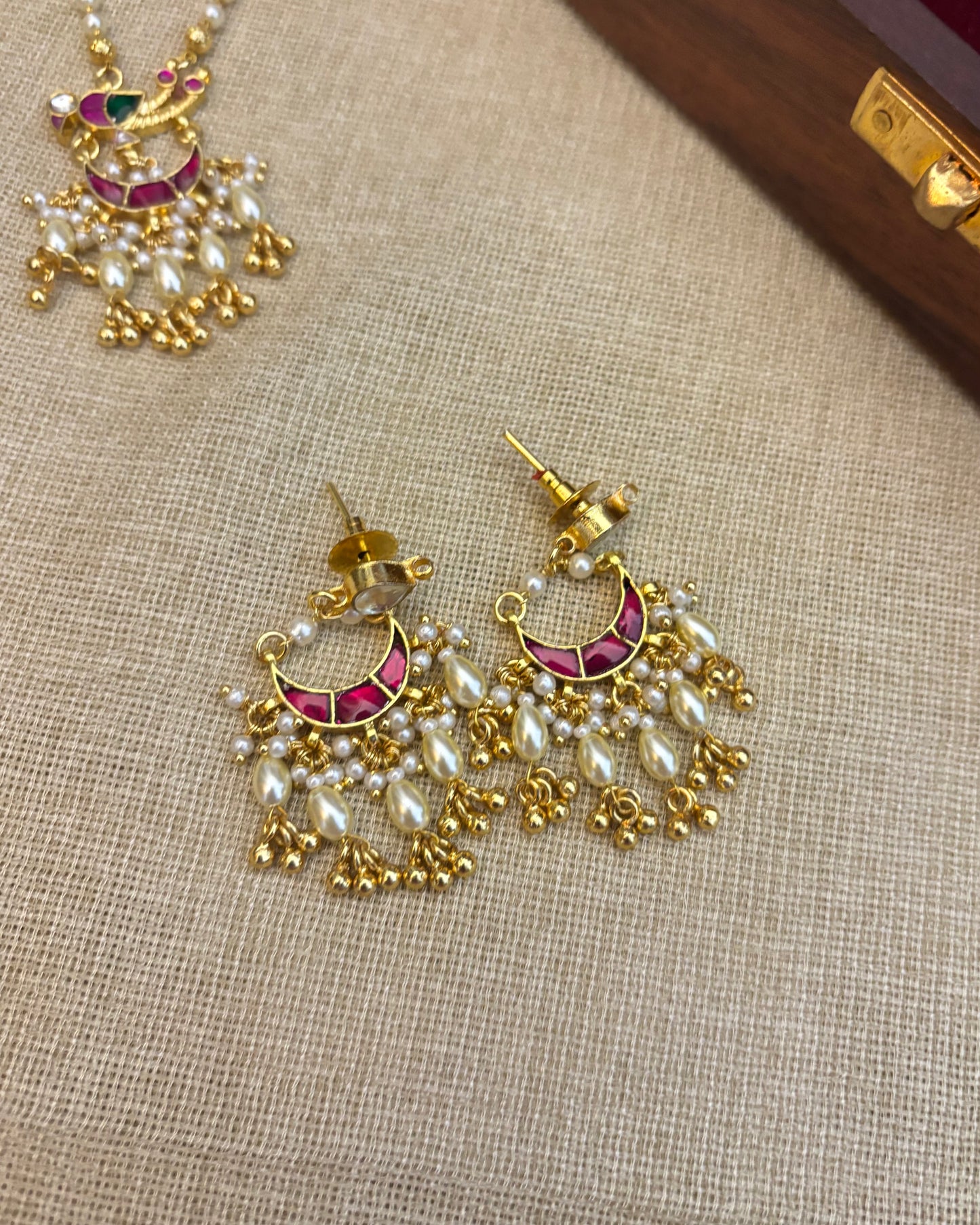 Minimal Pearl Necklace with Pachi Kundan Pendant & Matching Earrings | NC143