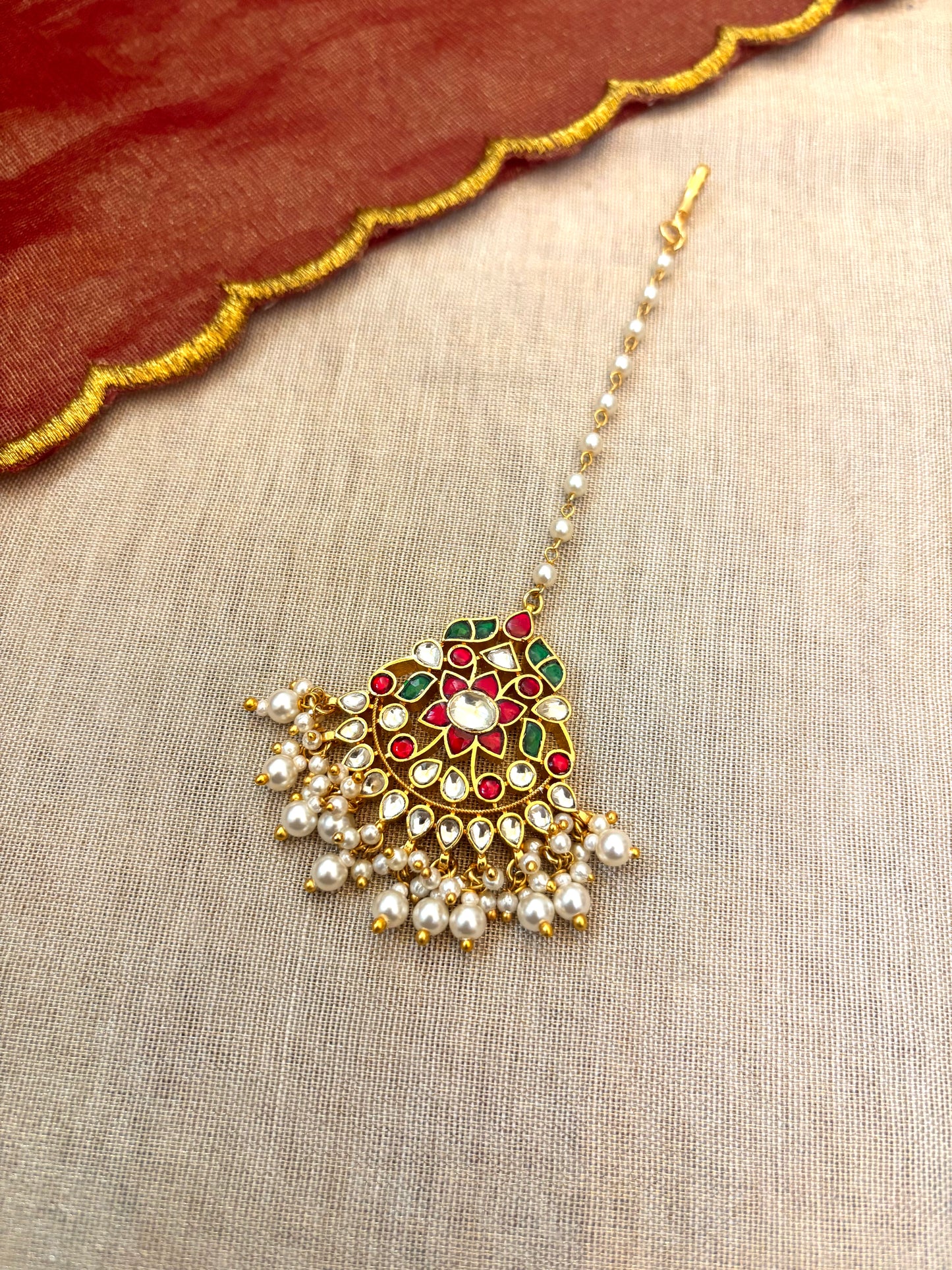 Minimal Kundan Maang Tikka with Pearl Chain