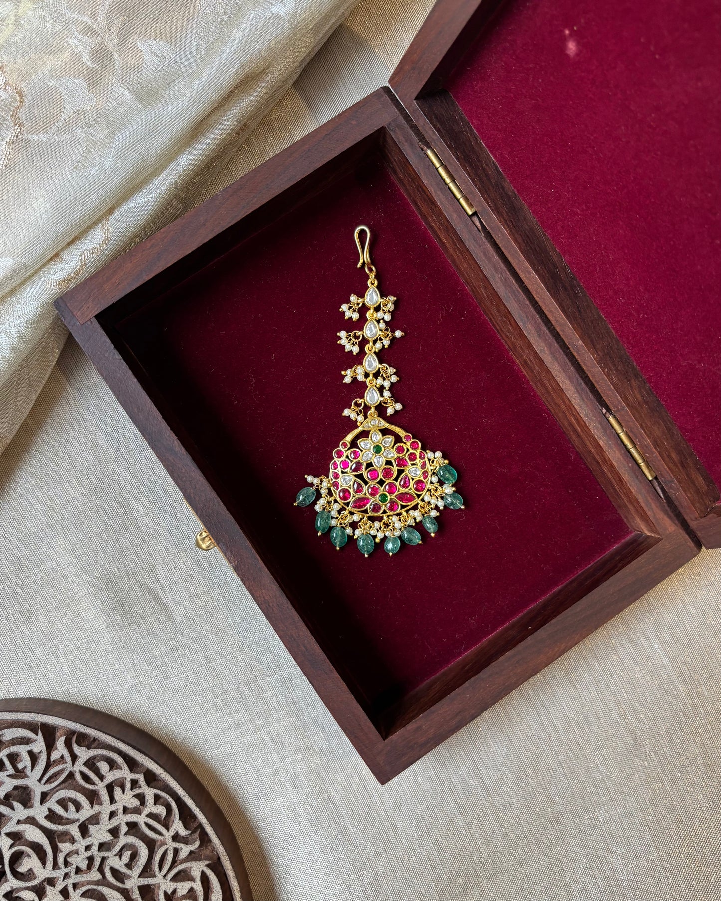 Jadau Kundan Floral Maang Tikka – Gold-Plated Bridal Hair Jewellery | MT148