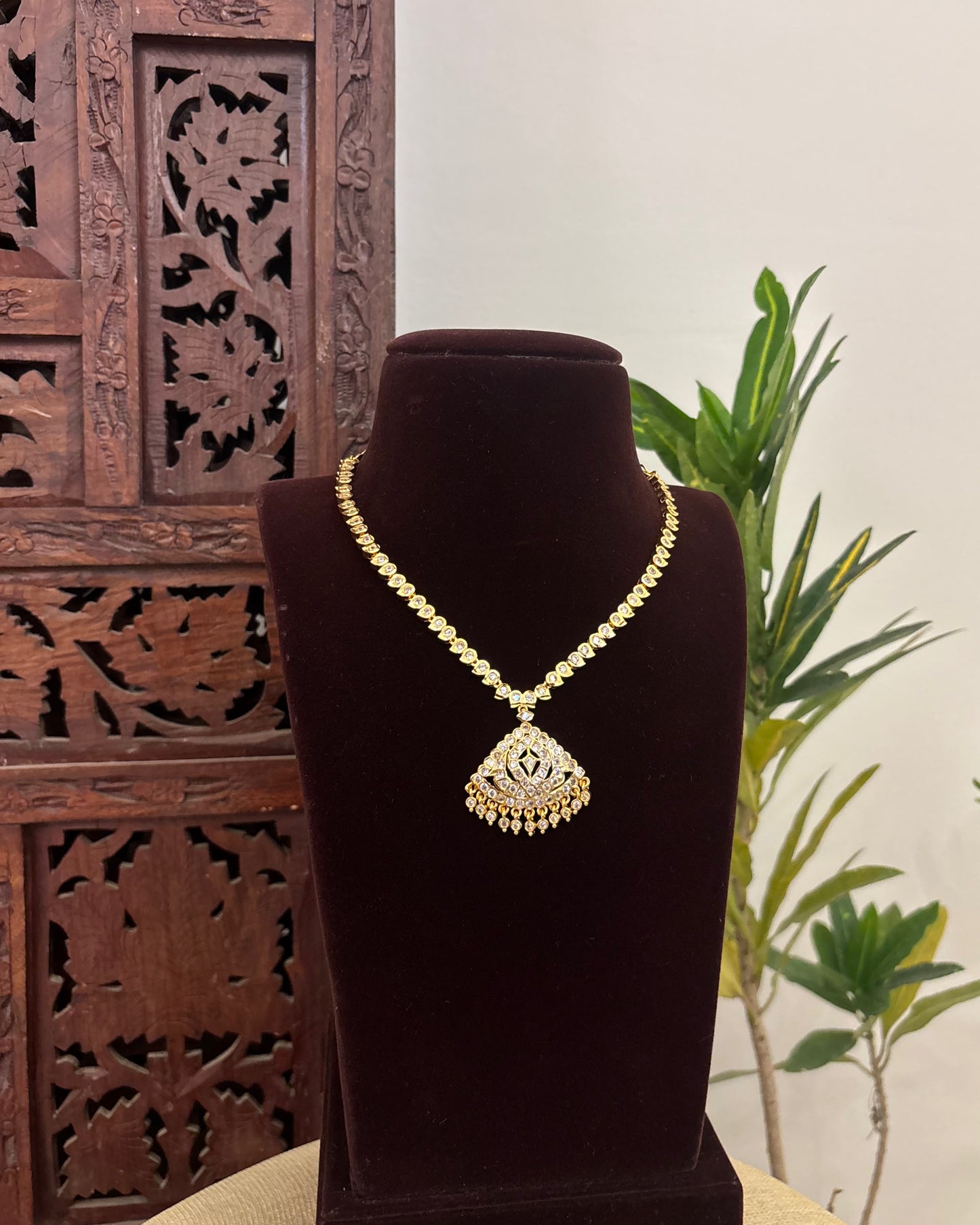 Floral Motif Impon Pendant Attigai Necklace – White | NC588