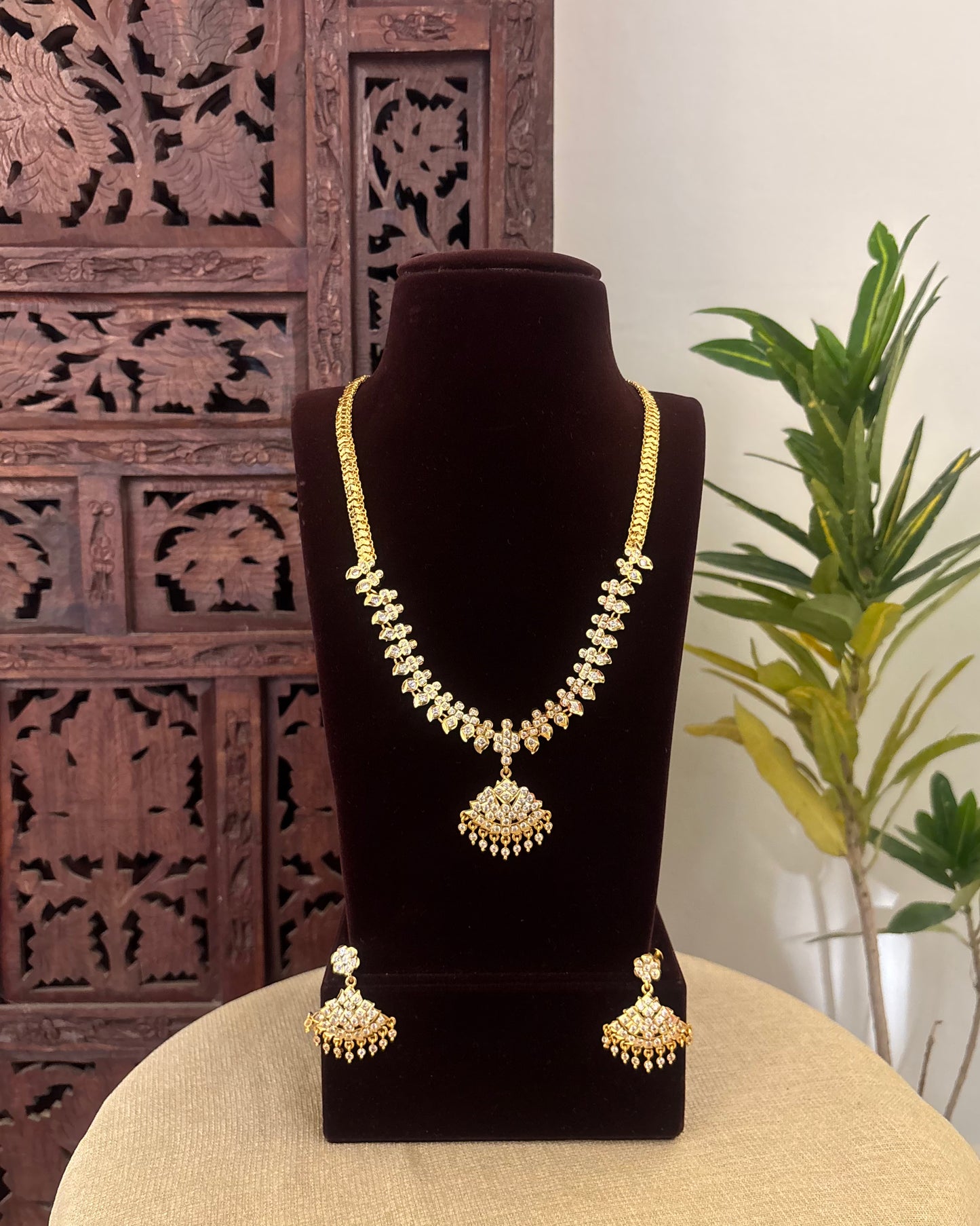 Floral Motif Impon Pendant Attigai Necklace with Earrings – White | NC589