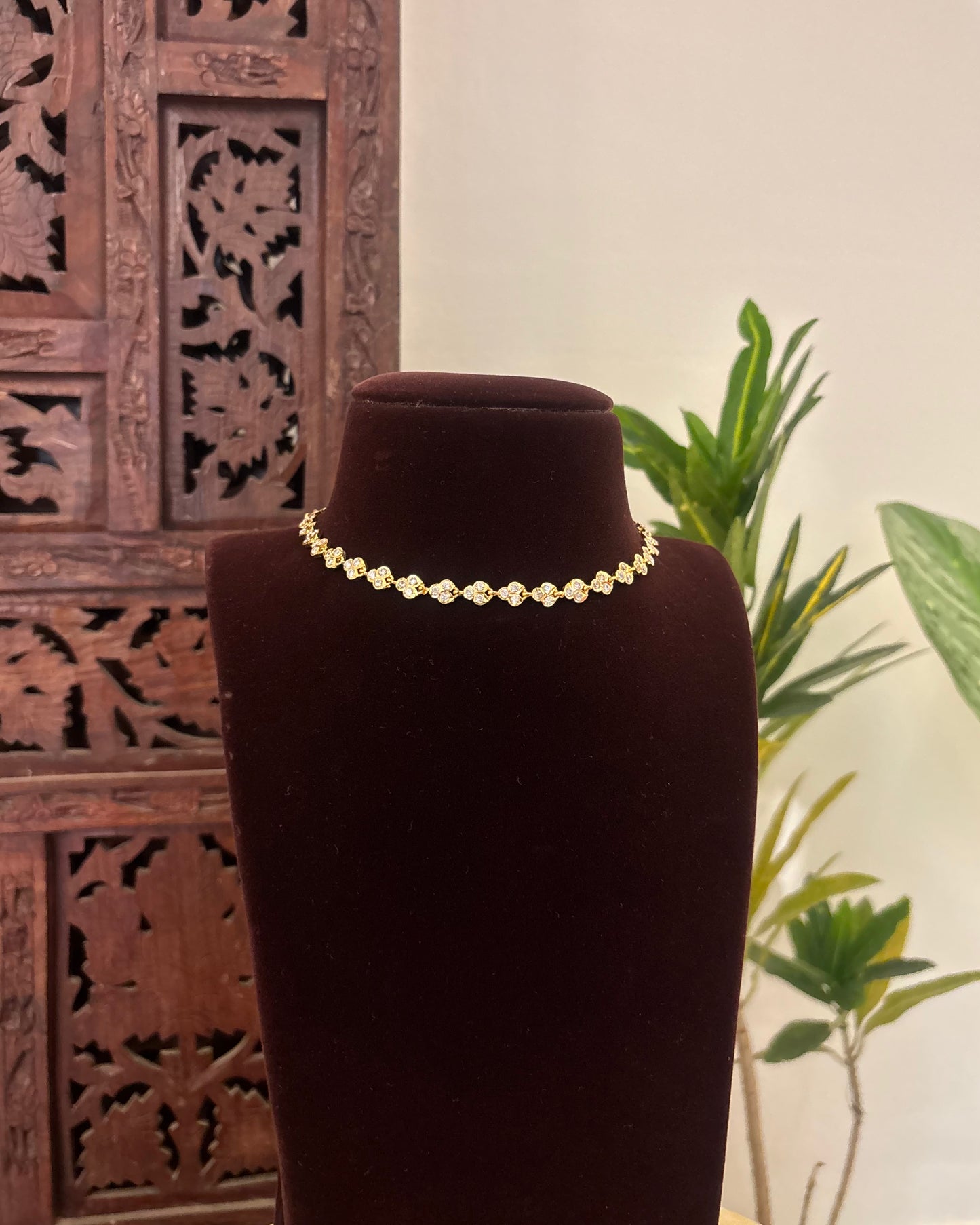 Floral Impon Choker Necklace – White | NC594