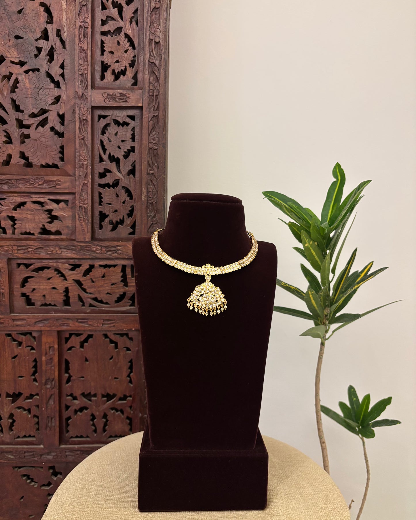 Floral Motif Impon Pendant Attigai Necklace – White | NC618
