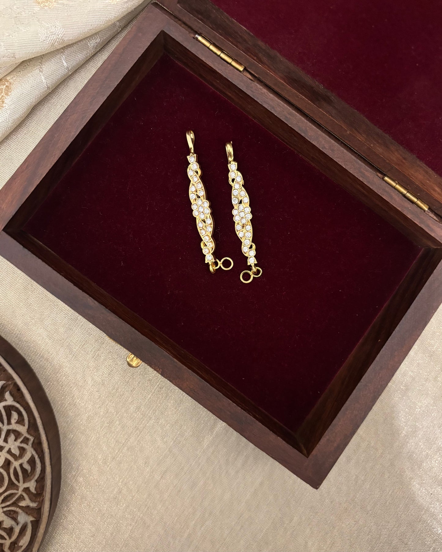 Vintage Floral Impon Straight Ear Chain – White | EC185