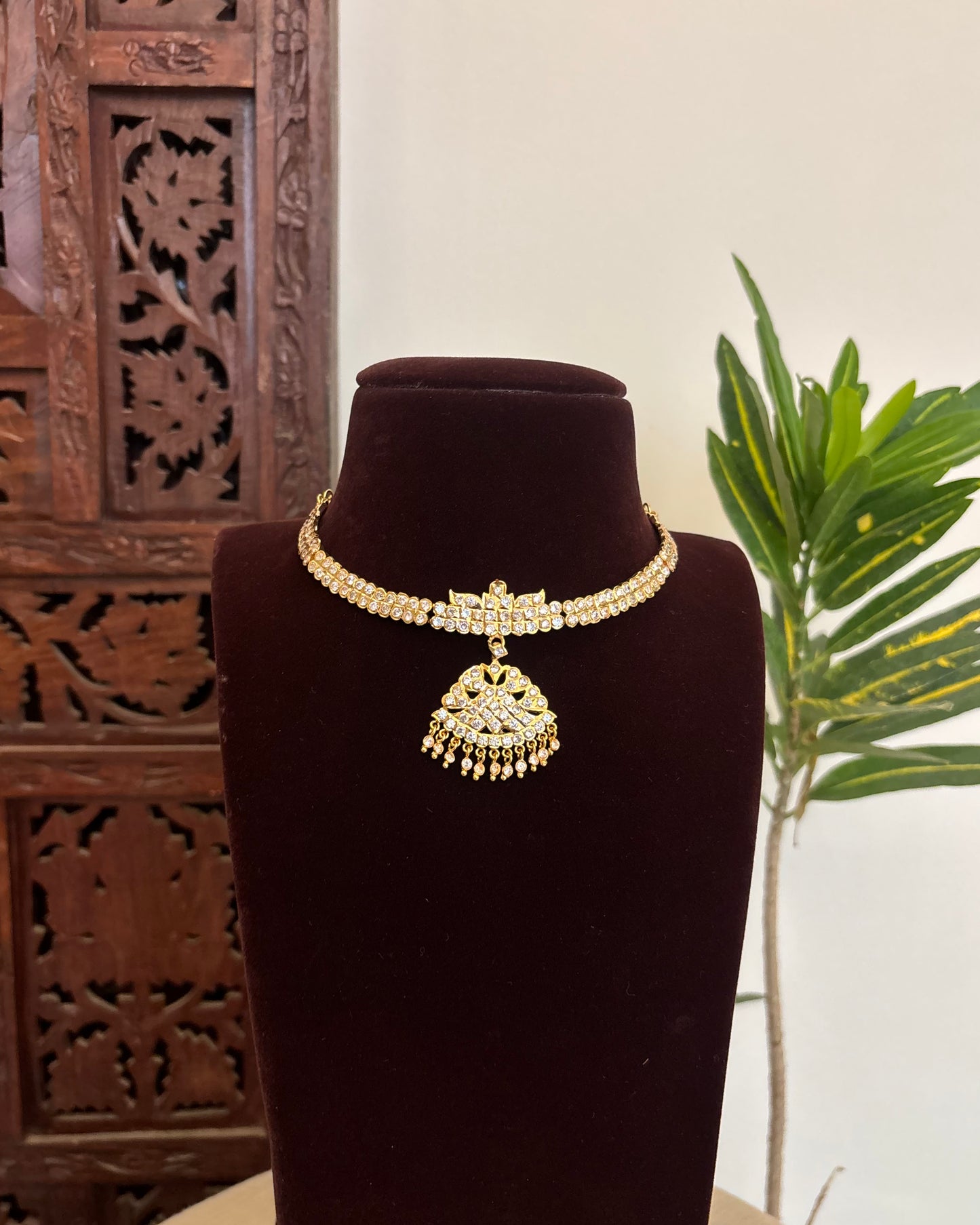 Floral Motif Impon Pendant Attigai Necklace – White | NC636