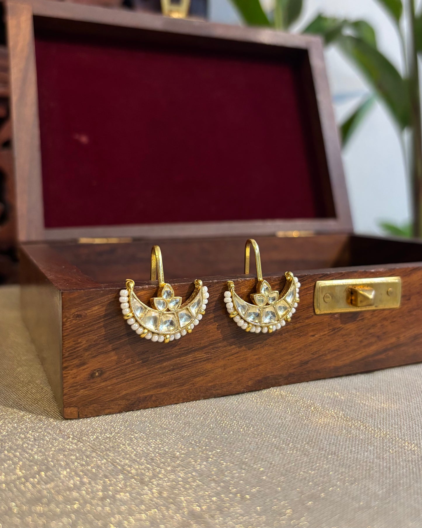 White Chand Gold-Finish Jadau Bugadi | ER162