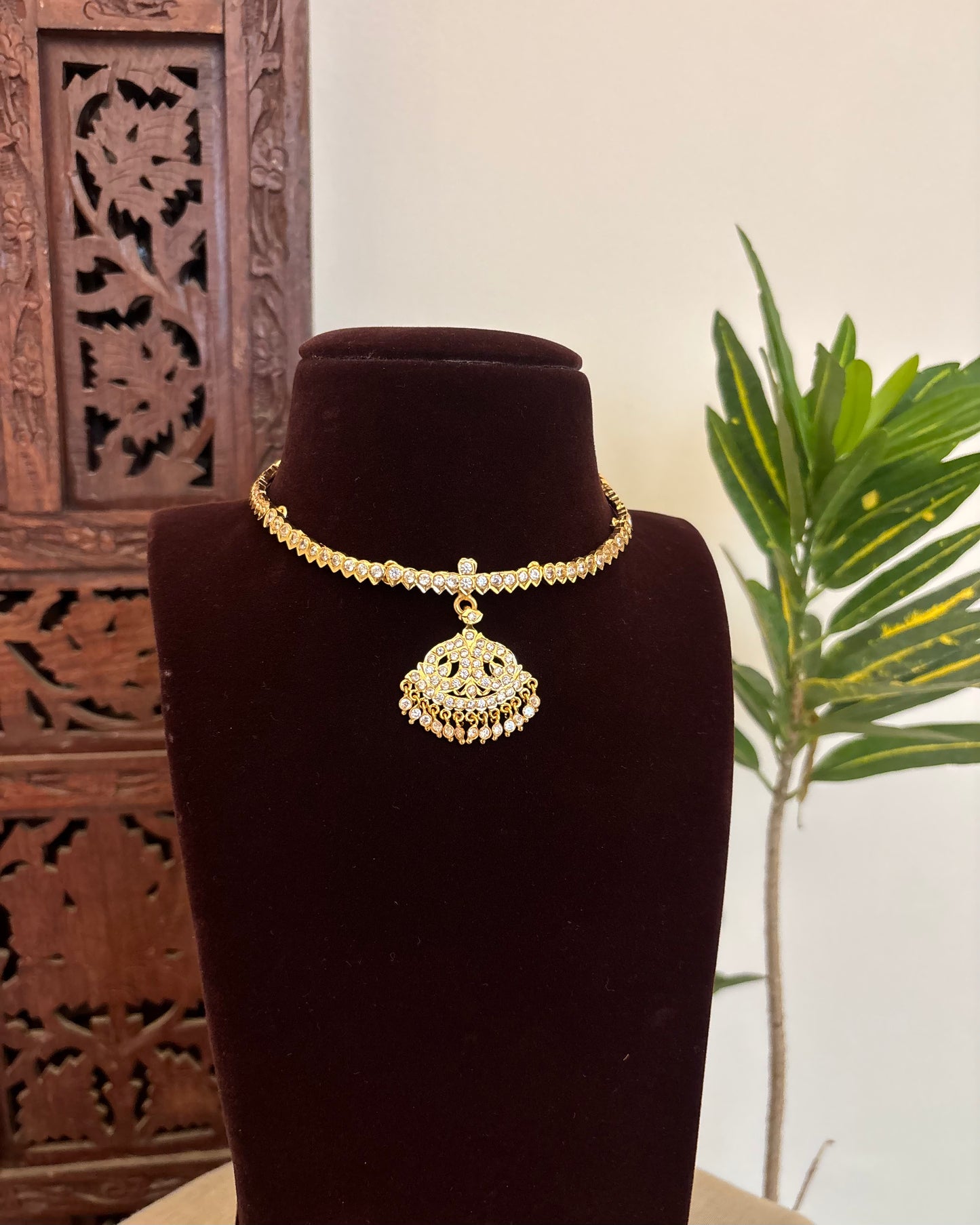 Floral Motif Impon Pendant Attigai Necklace – White | NC633