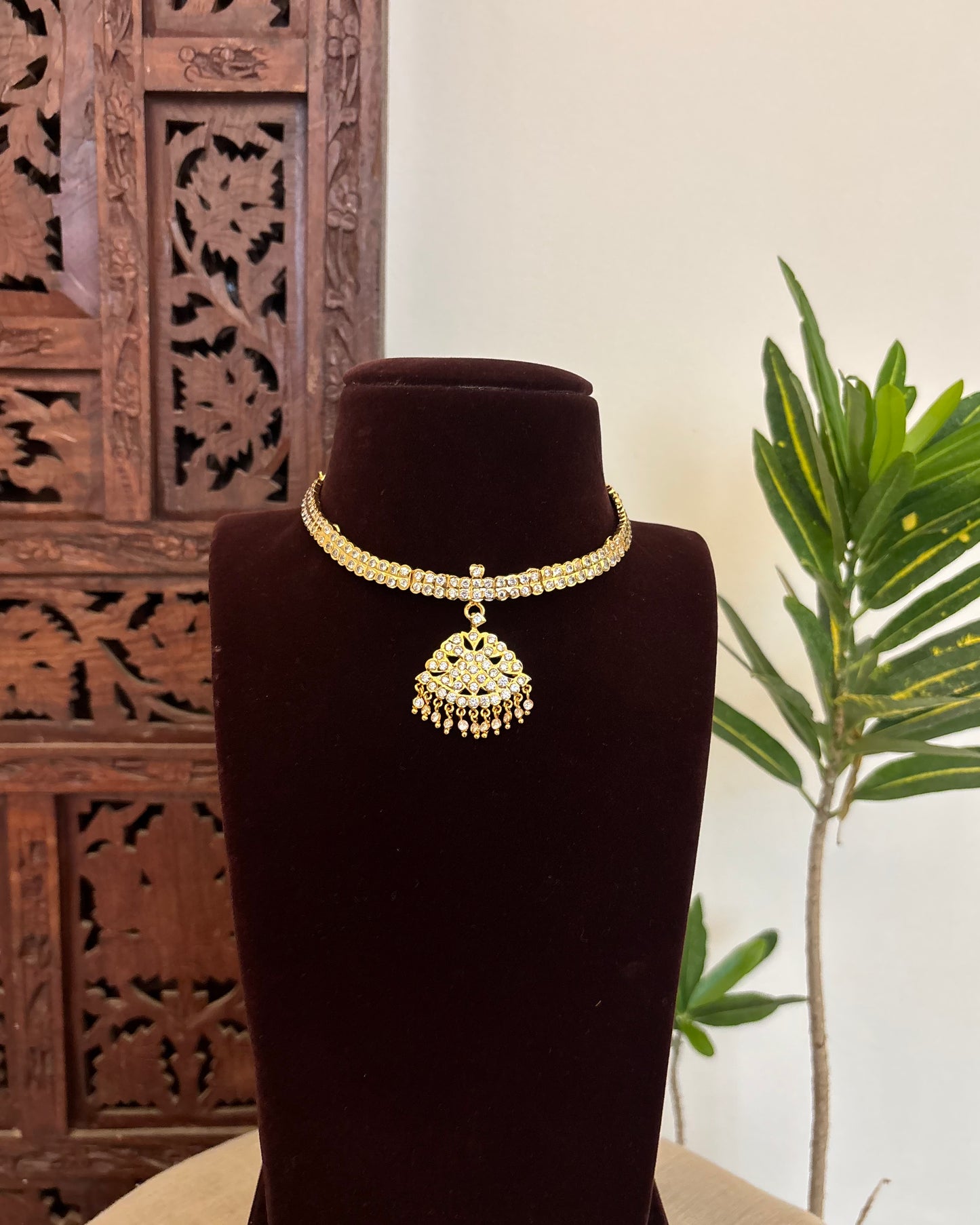 Floral Motif Impon Pendant Attigai Necklace – White | NC634