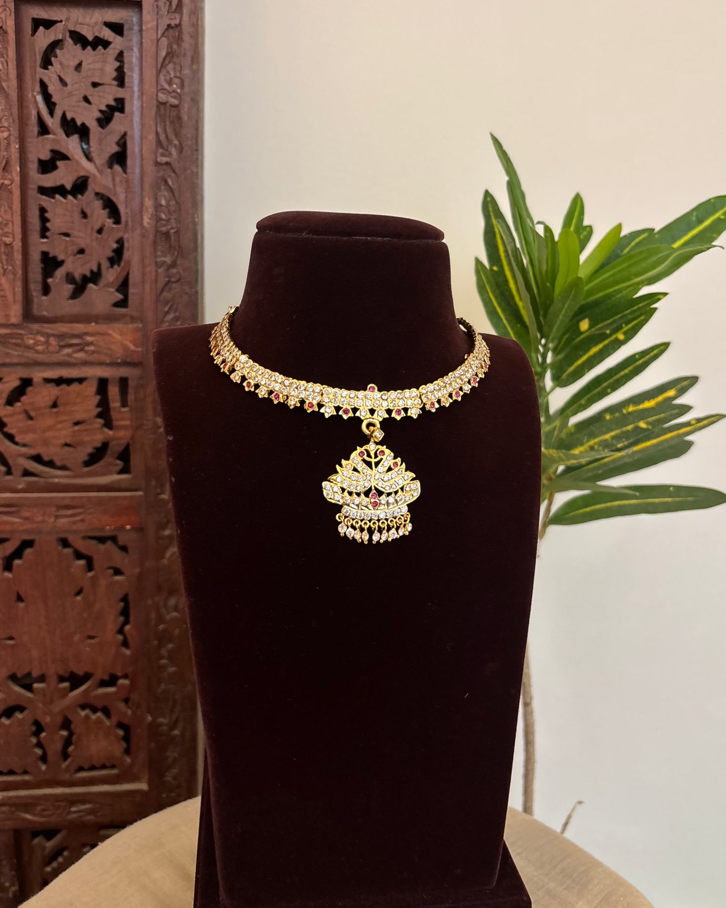 Floral Motif Impon Pendant Attigai Necklace – White | NC632