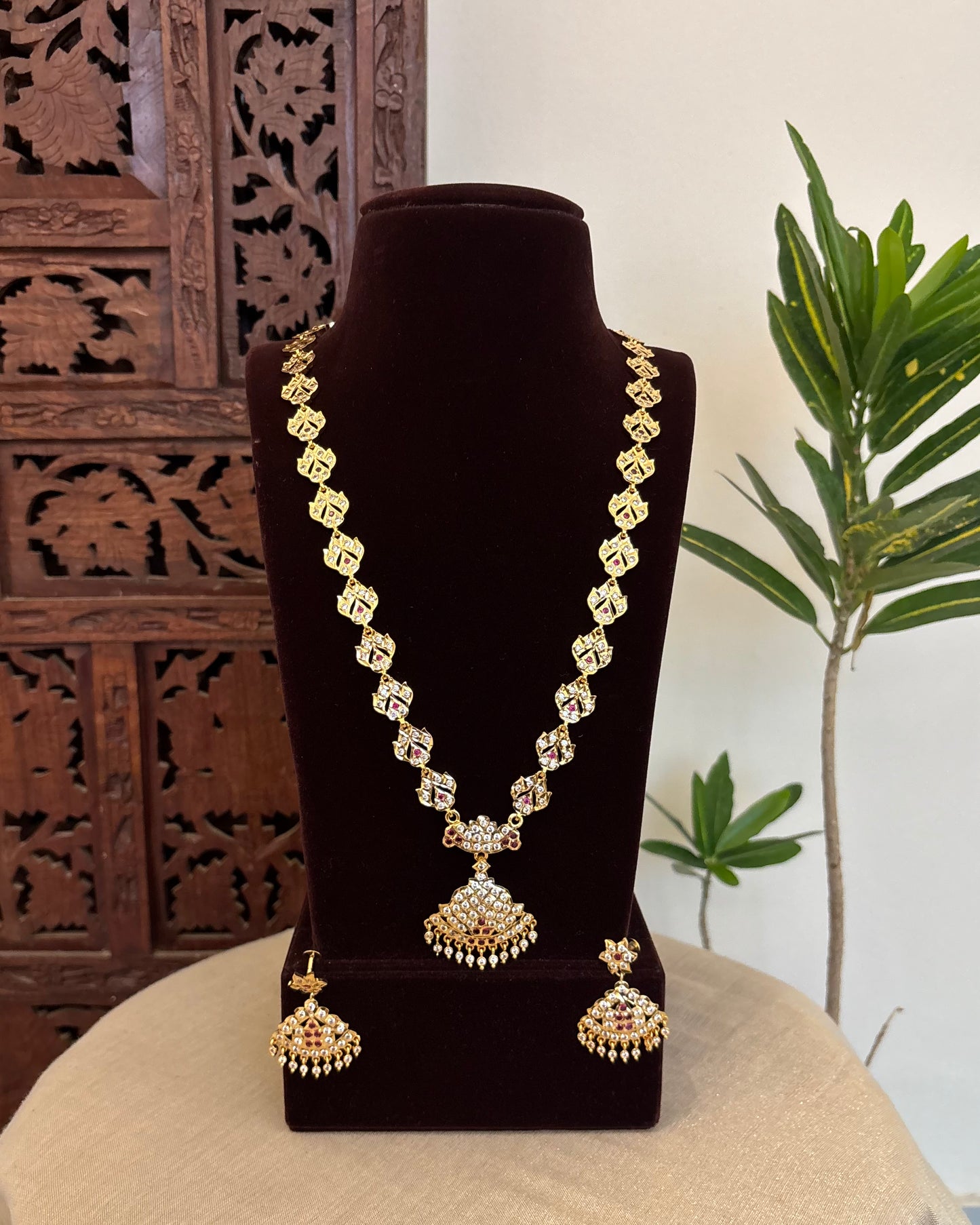 Floral Motif Impon Pendant Attigai Necklace With Earrings – Ruby & White | NC642