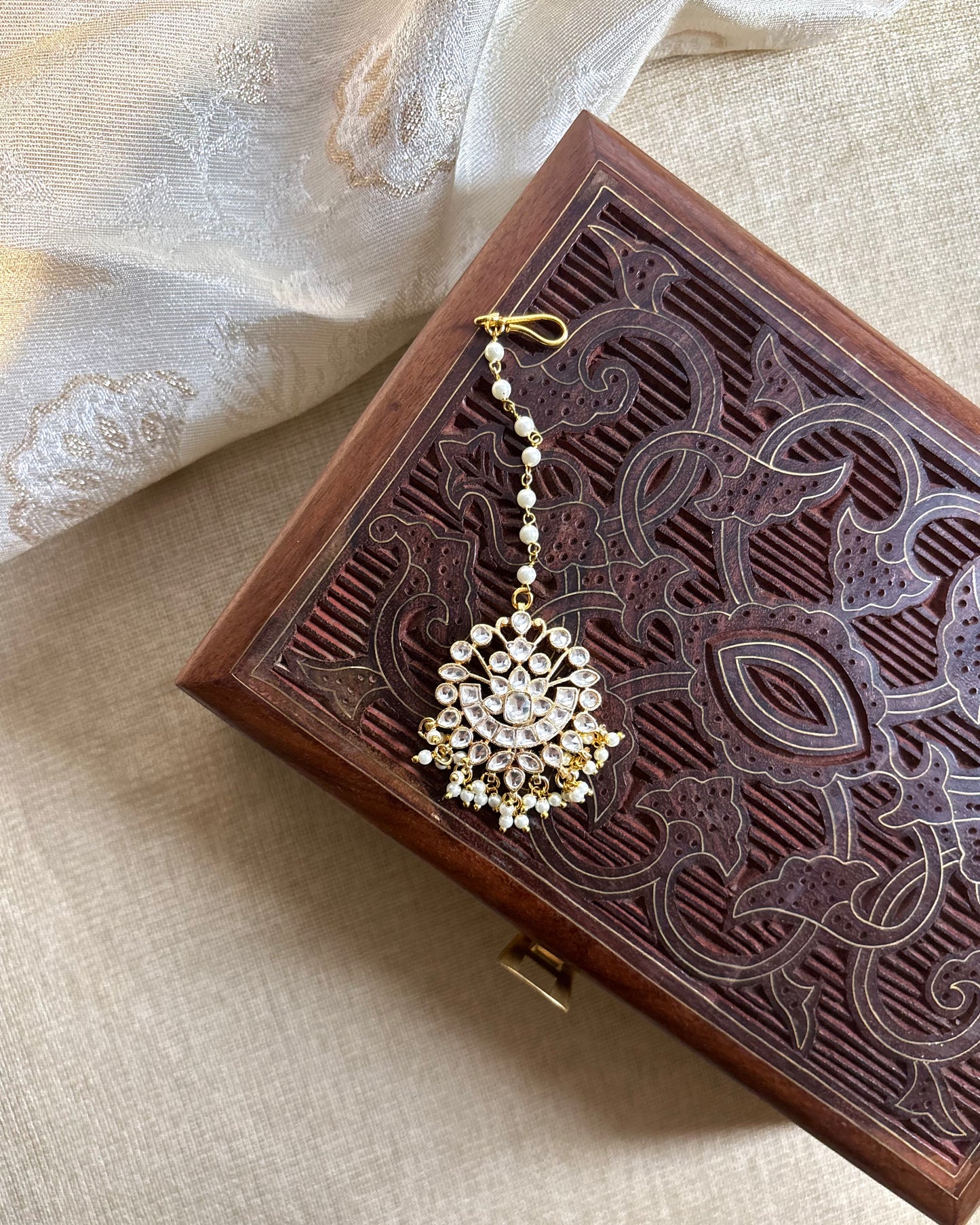 White Floral Jadau Kundan Maang Tikka | MT128