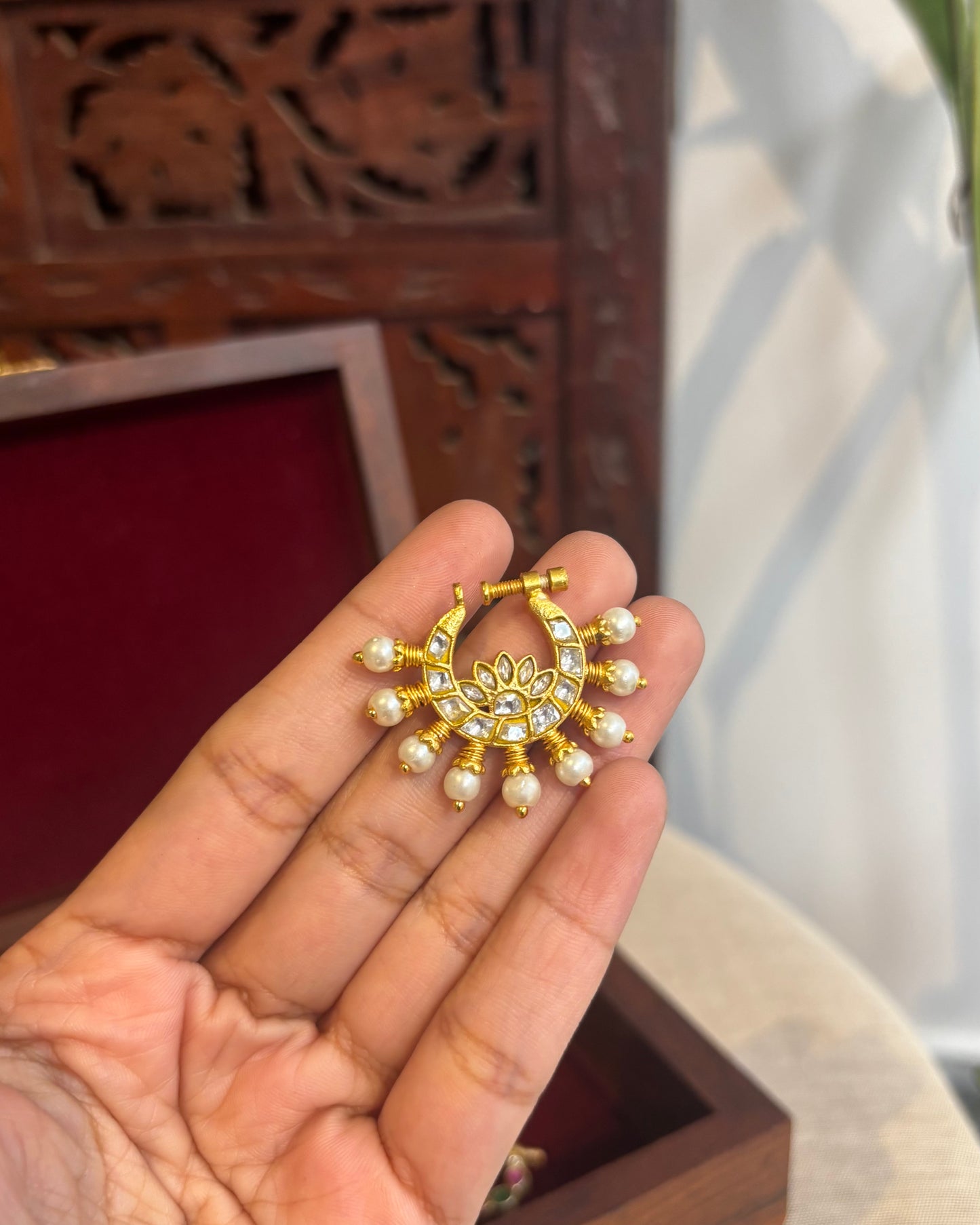 White Statement Floral Nosepin | NP079