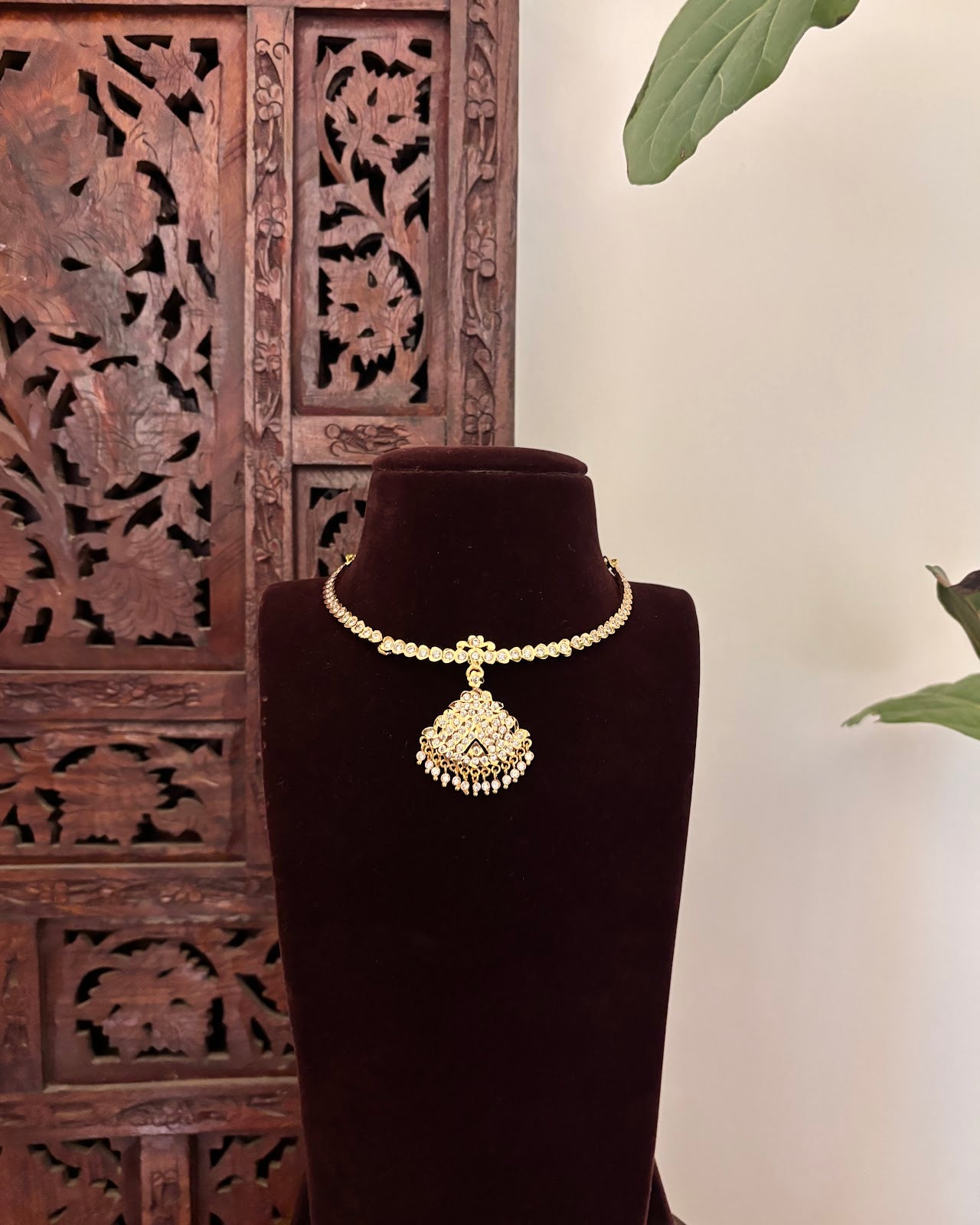 Floral Motif Impon Pendant Attigai Necklace – White | Handmade Gold Tone | NC800