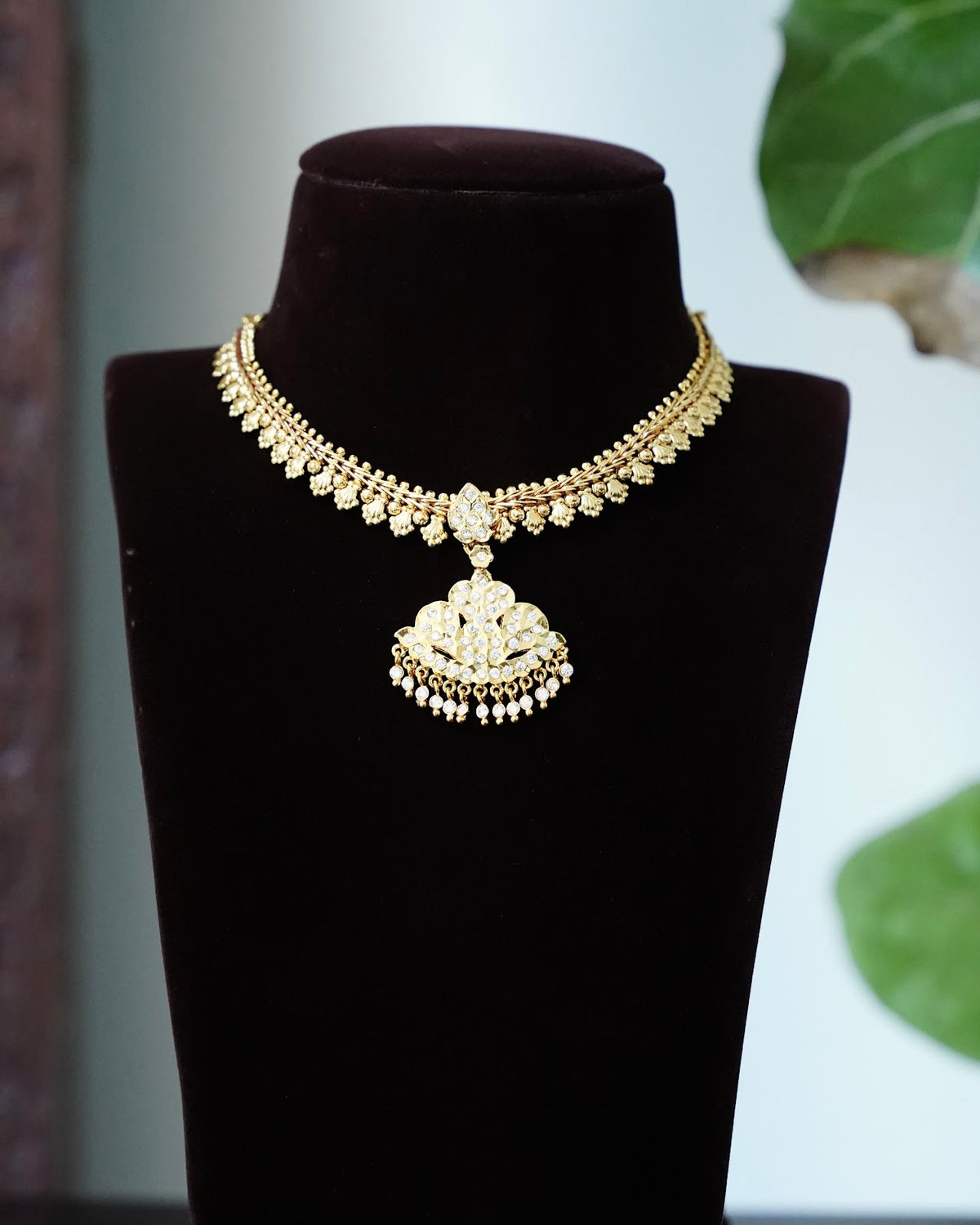 Vintage Floral Motif Impon Necklace | White | Handmade Gold Tone | NC935