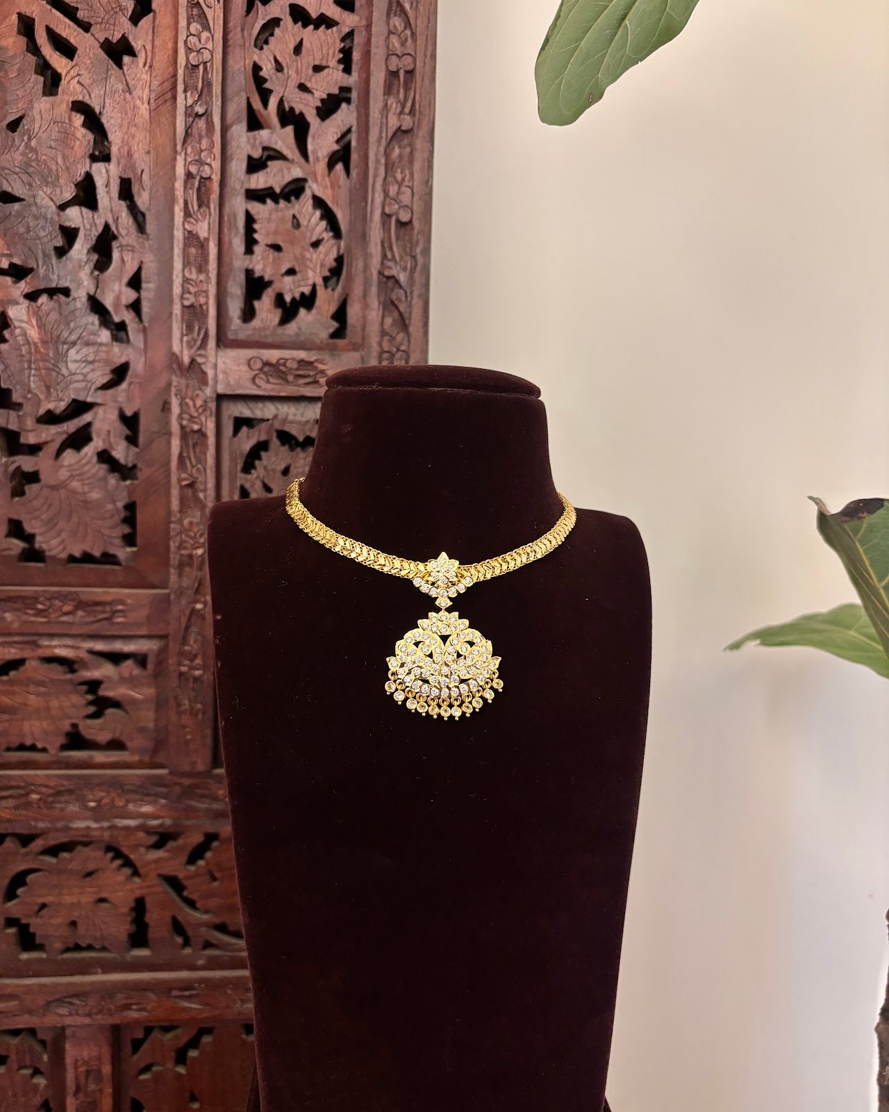 Floral Motif Impon Pendant Attigai Necklace – White | Handmade Gold Tone | NC804