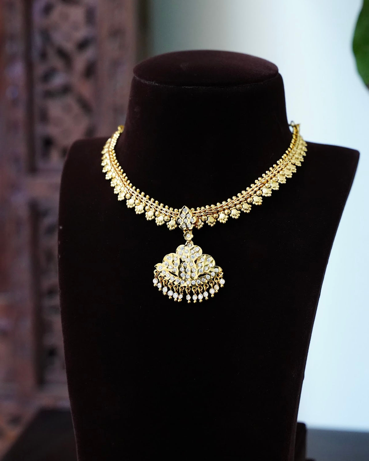 Vintage Floral Motif Impon Necklace | White | Handmade Gold Tone | NC935