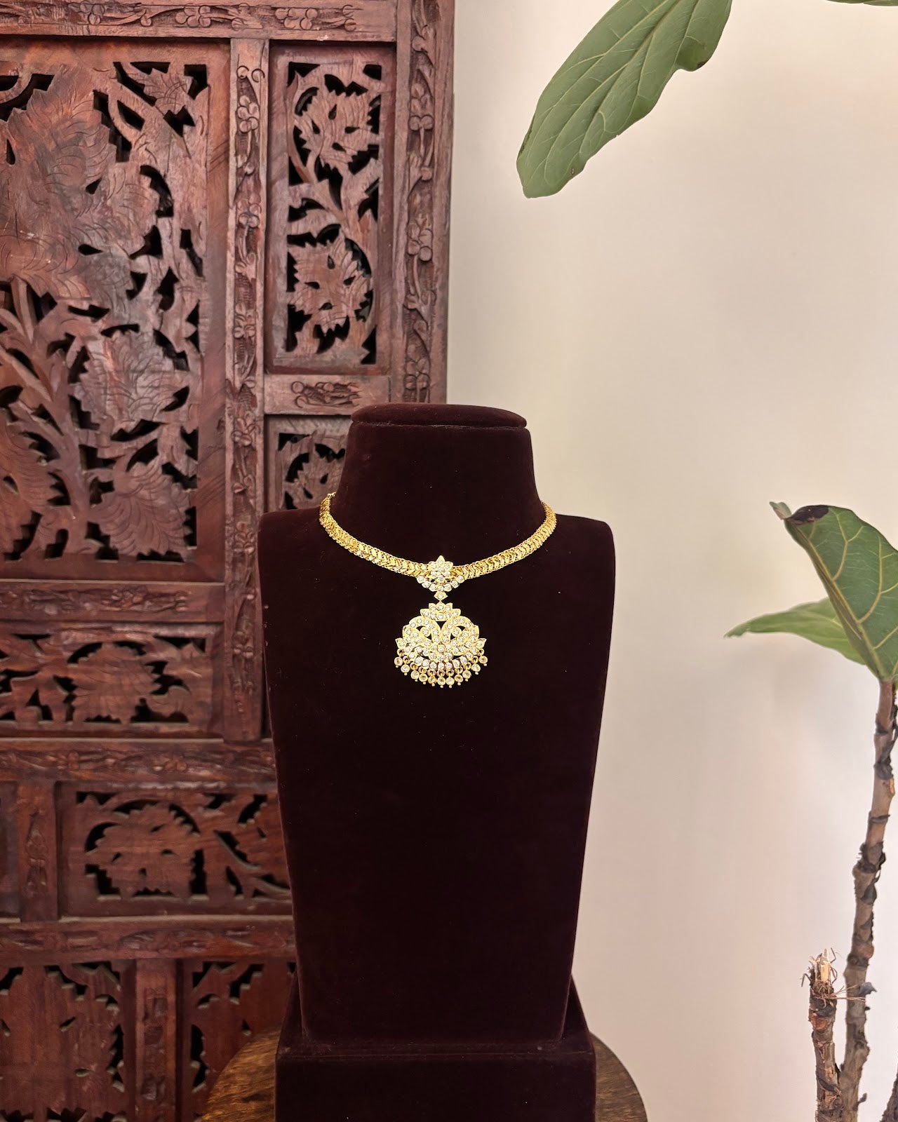 Floral Motif Impon Pendant Attigai Necklace – White | Handmade Gold Tone | NC804