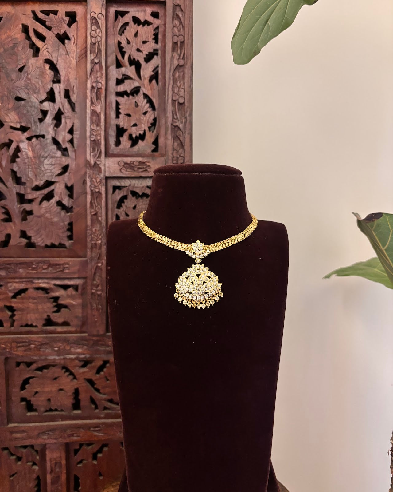 Floral Motif Impon Pendant Attigai Necklace – White | Handmade Gold Tone | NC804