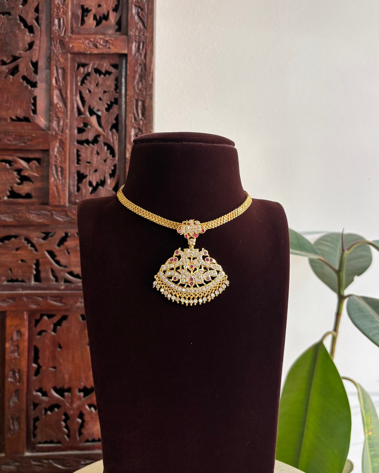 Peacock Motif Impon Pendant Attigai Necklace – Ruby & White | NC339