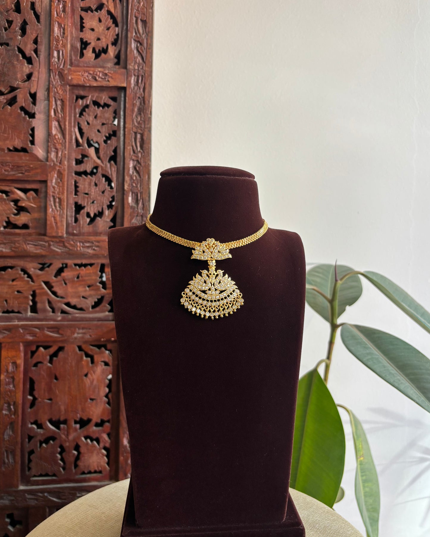 Peacock Motif Impon Pendant Attigai Necklace – Ruby & White | NC340