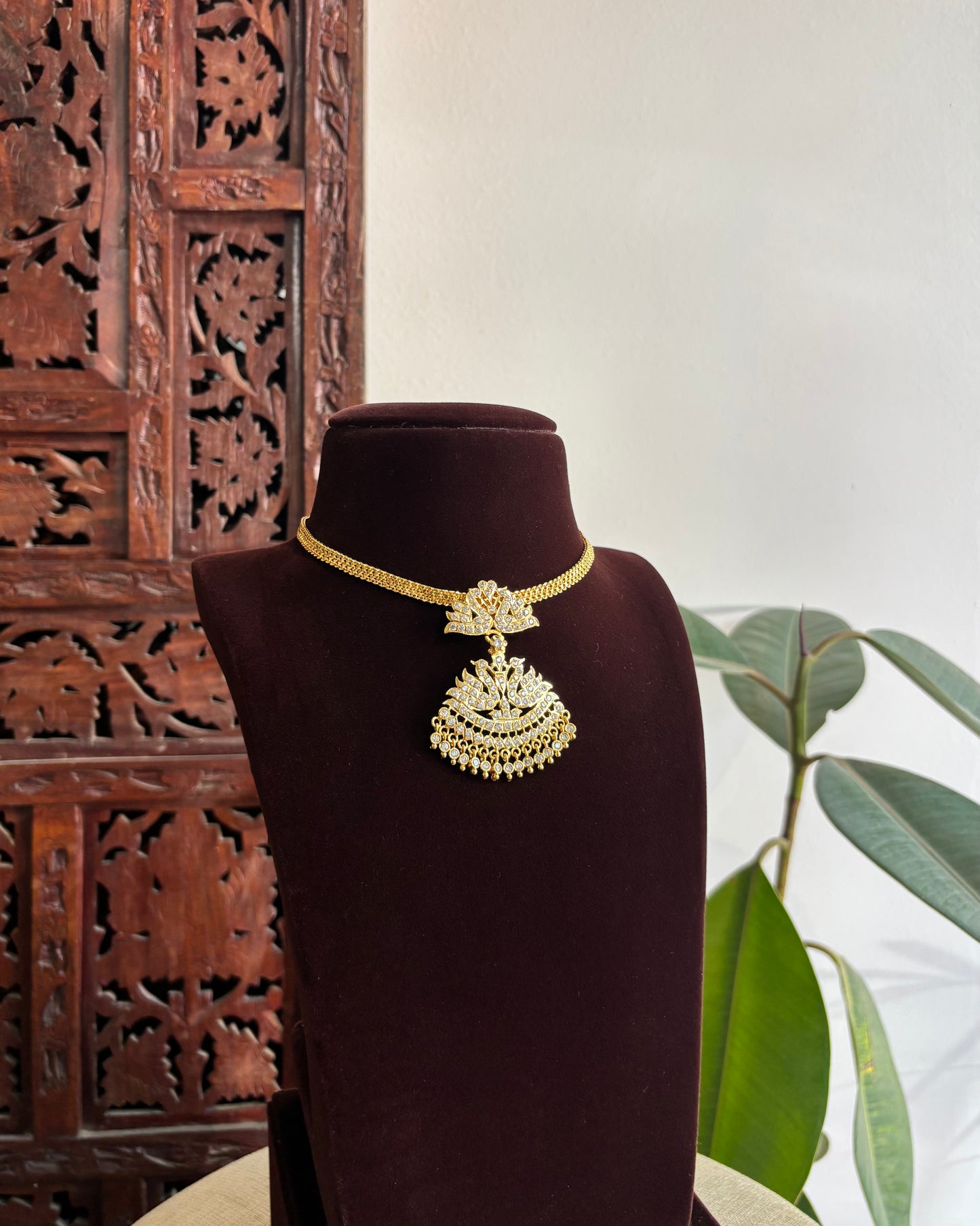 Peacock Motif Impon Pendant Attigai Necklace – Ruby & White | NC340