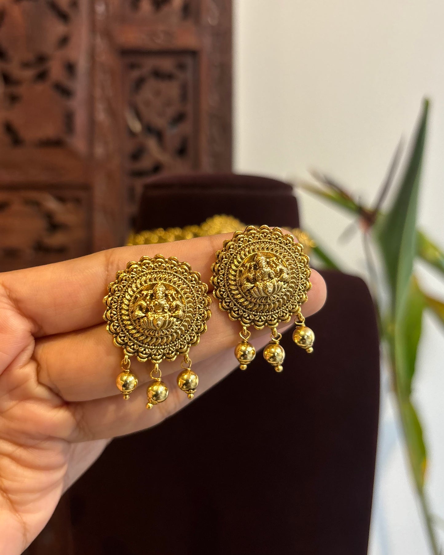 Minimal Lakshmi Motif Choker Necklace | Matching Earrings | NC236