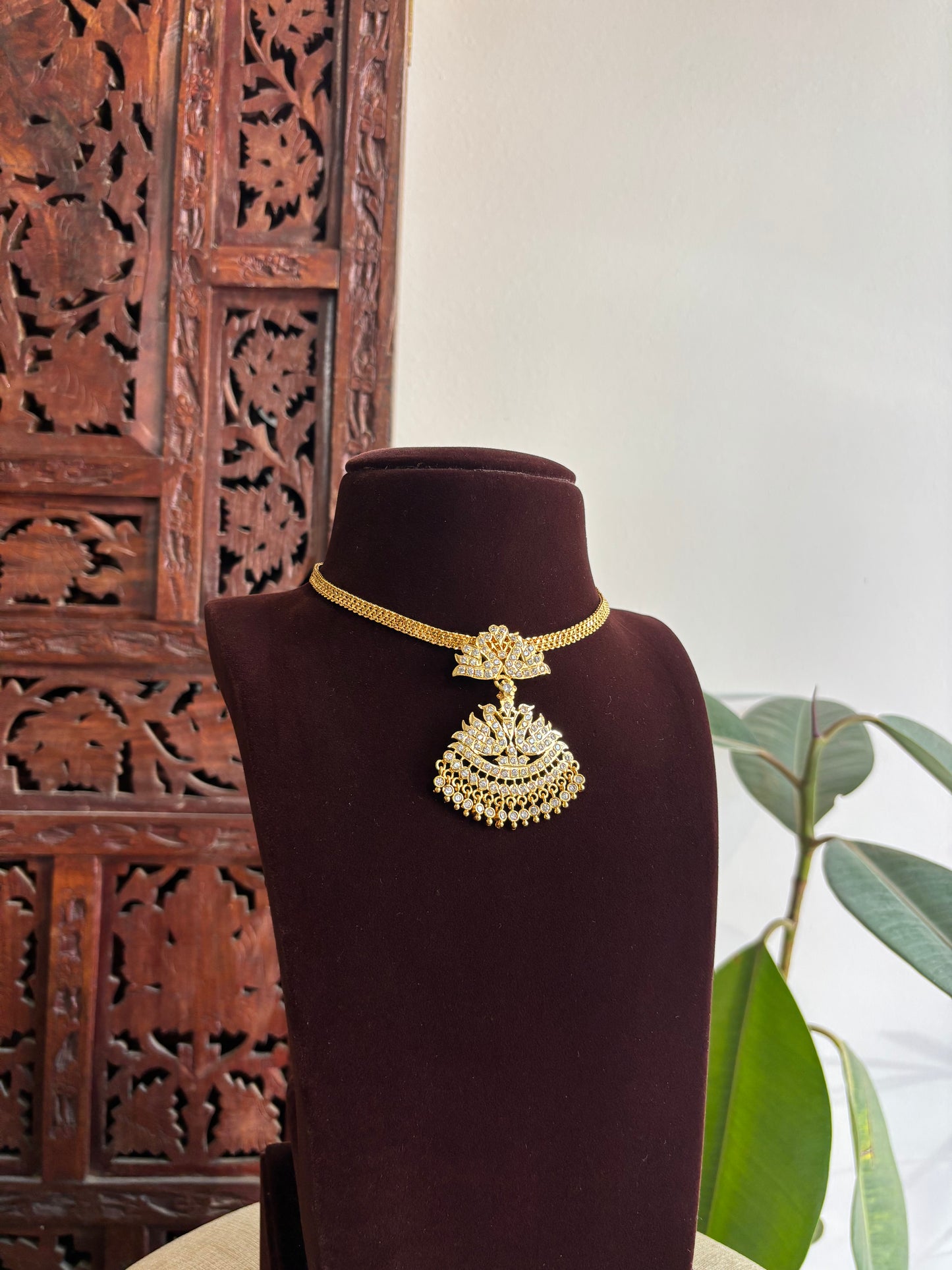 Peacock Motif Impon Pendant Attigai Necklace – Ruby & White | NC340