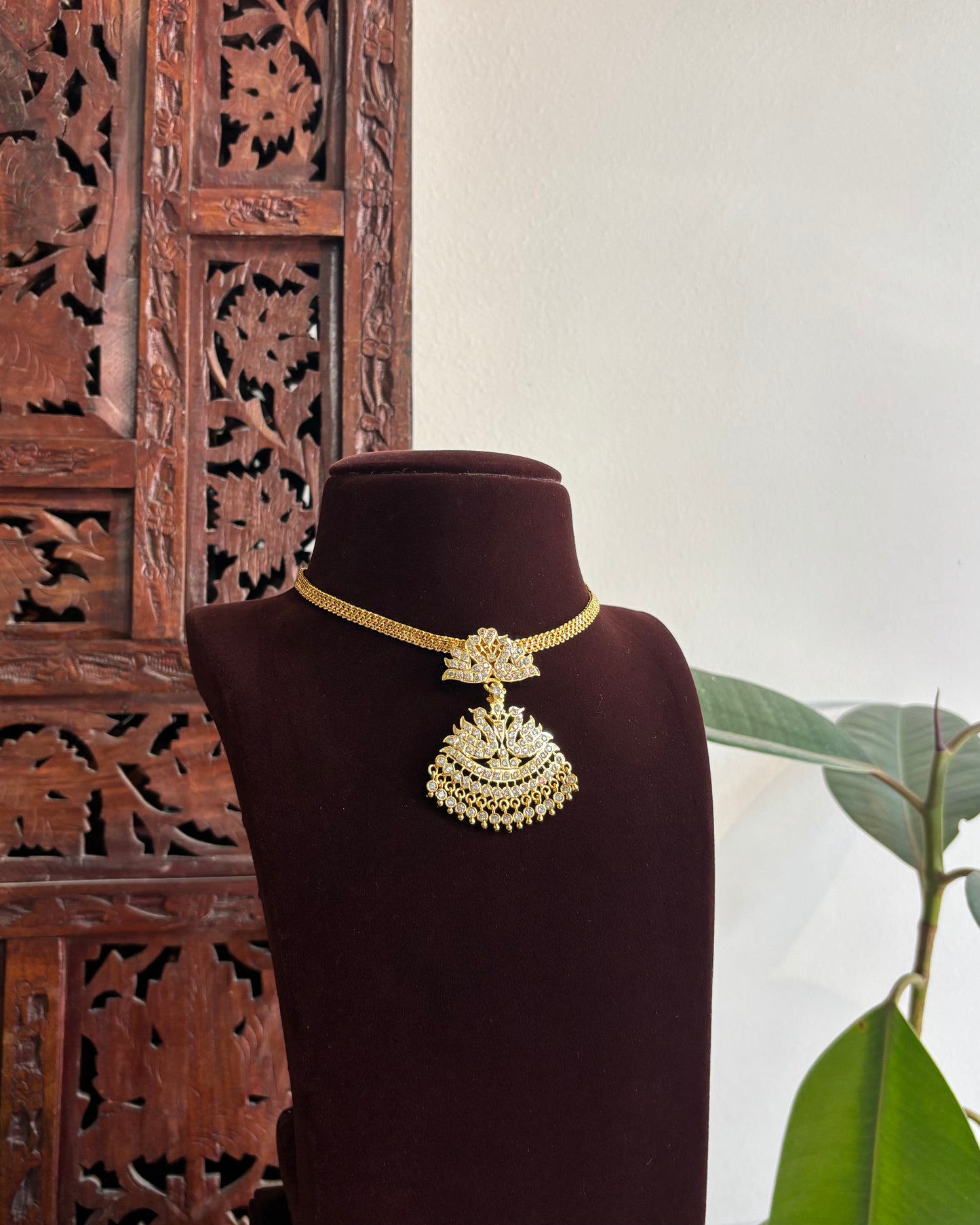 Peacock Motif Impon Pendant Attigai Necklace – Ruby & White | NC340