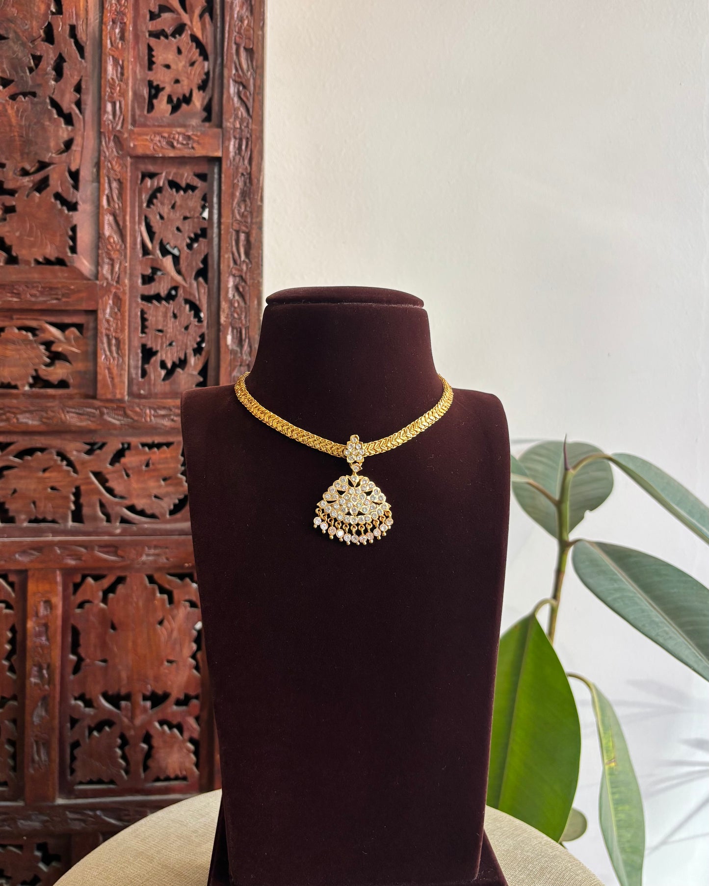 Peacock Motif Impon Pendant Attigai Necklace – Ruby & White | NC341