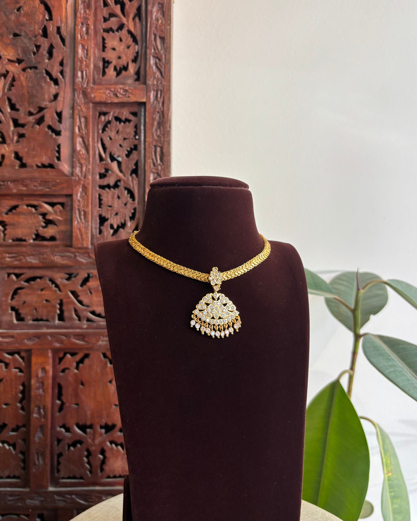 Peacock Motif Impon Pendant Attigai Necklace – Ruby & White | NC341