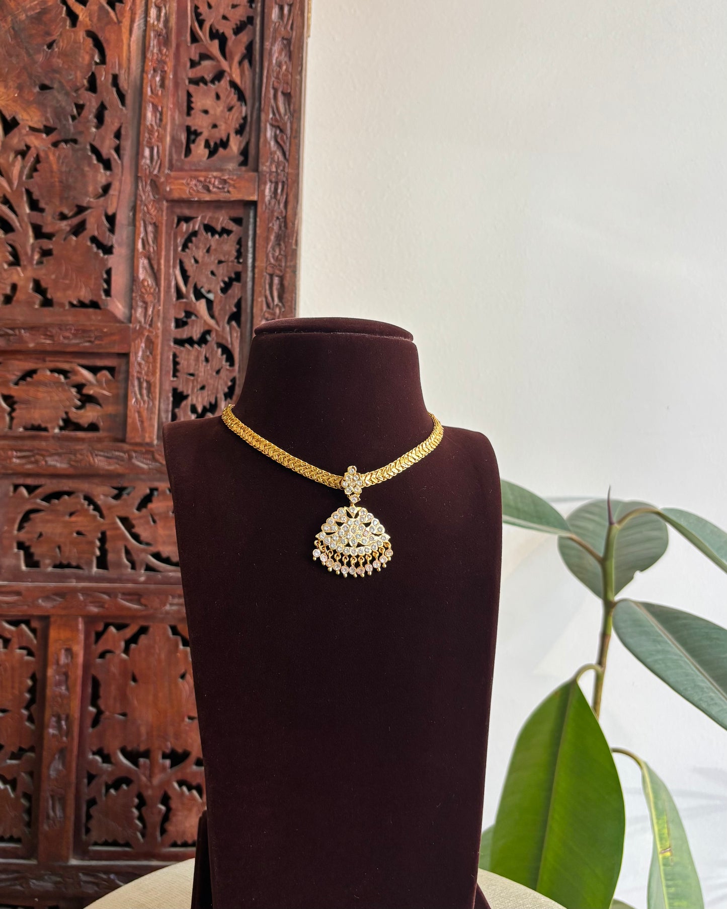 Peacock Motif Impon Pendant Attigai Necklace – Ruby & White | NC341