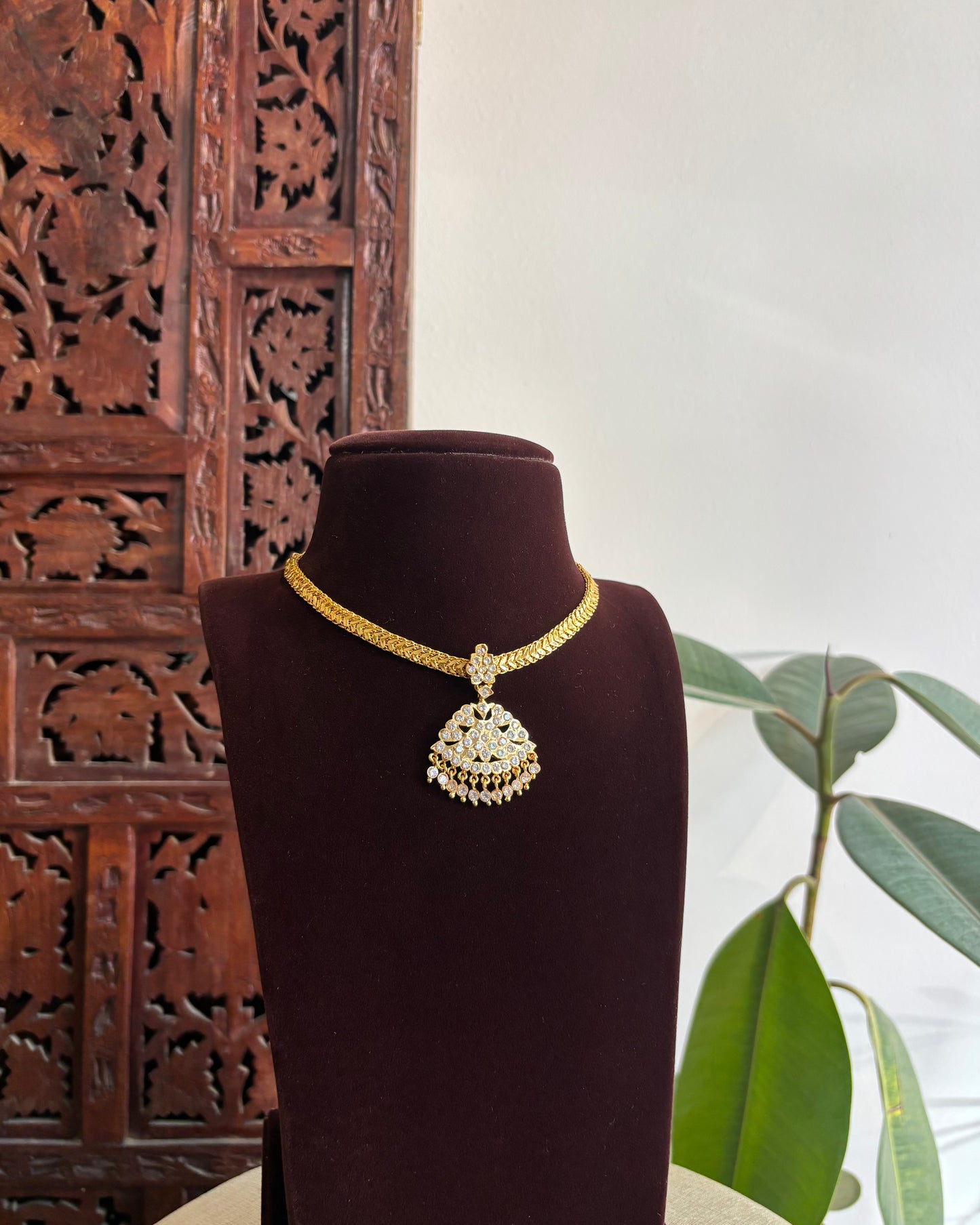 Peacock Motif Impon Pendant Attigai Necklace – Ruby & White | NC341