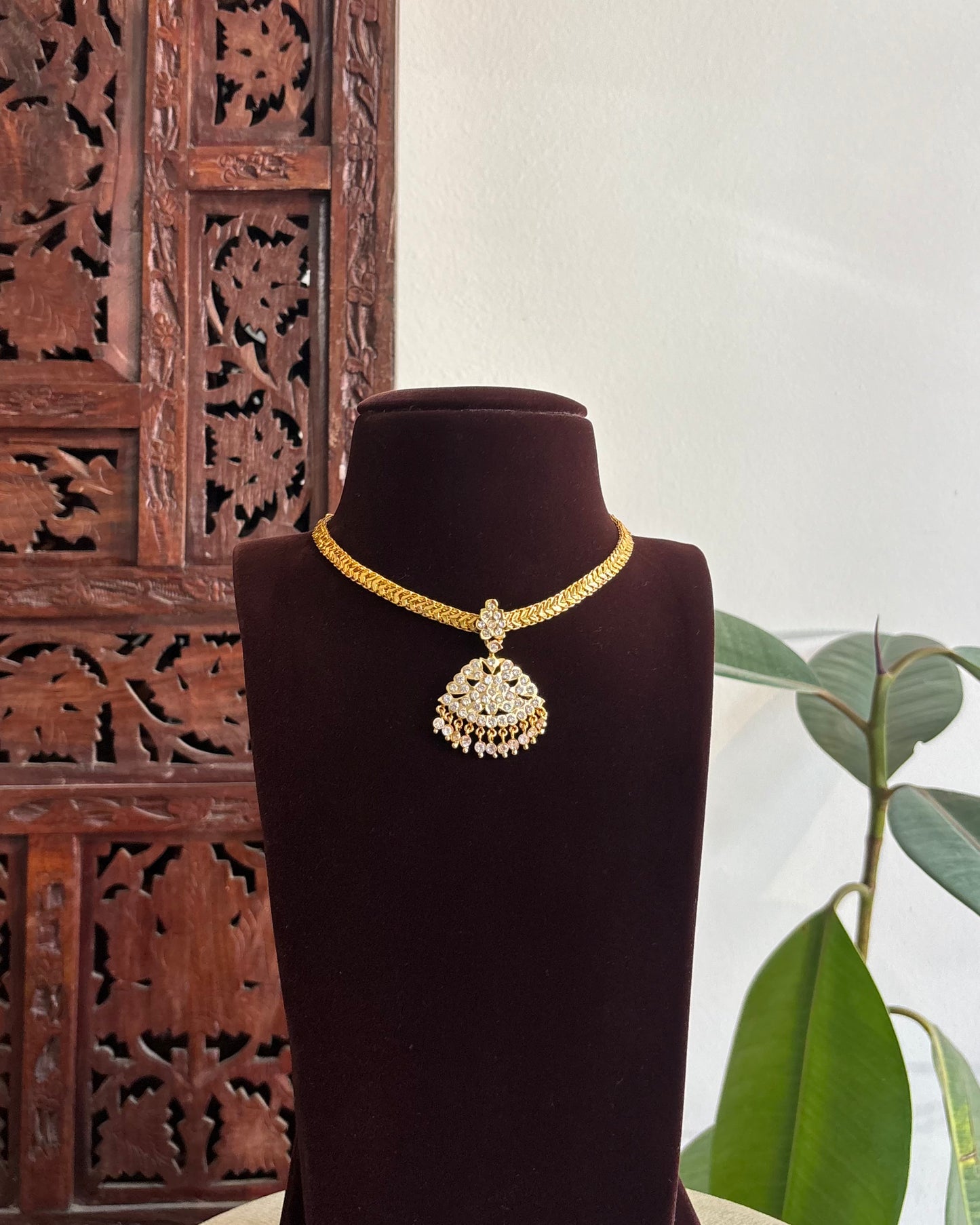 Peacock Motif Impon Pendant Attigai Necklace – Ruby & White | NC341