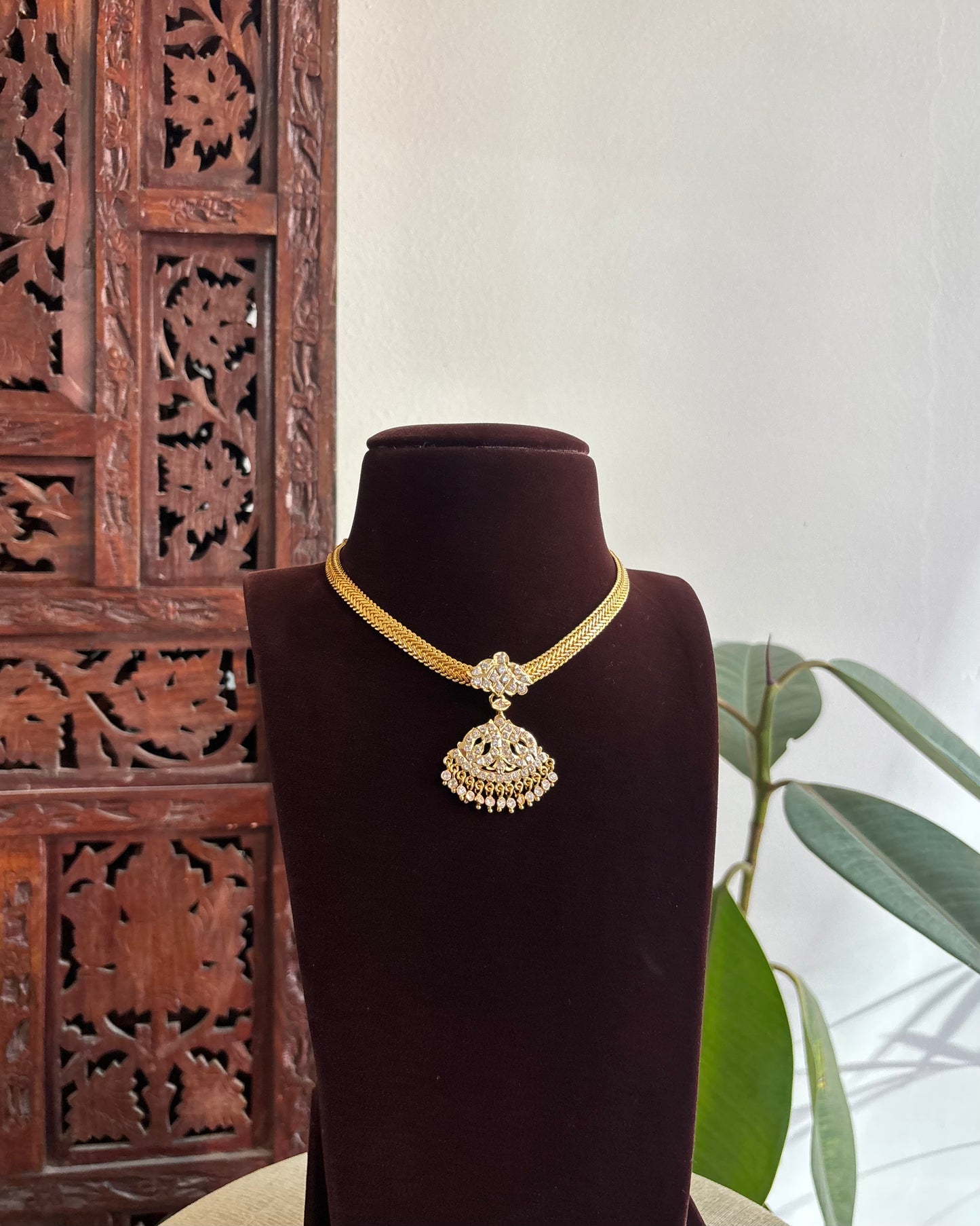 Peacock Motif Impon Pendant Attigai Necklace – Ruby & White | NC342