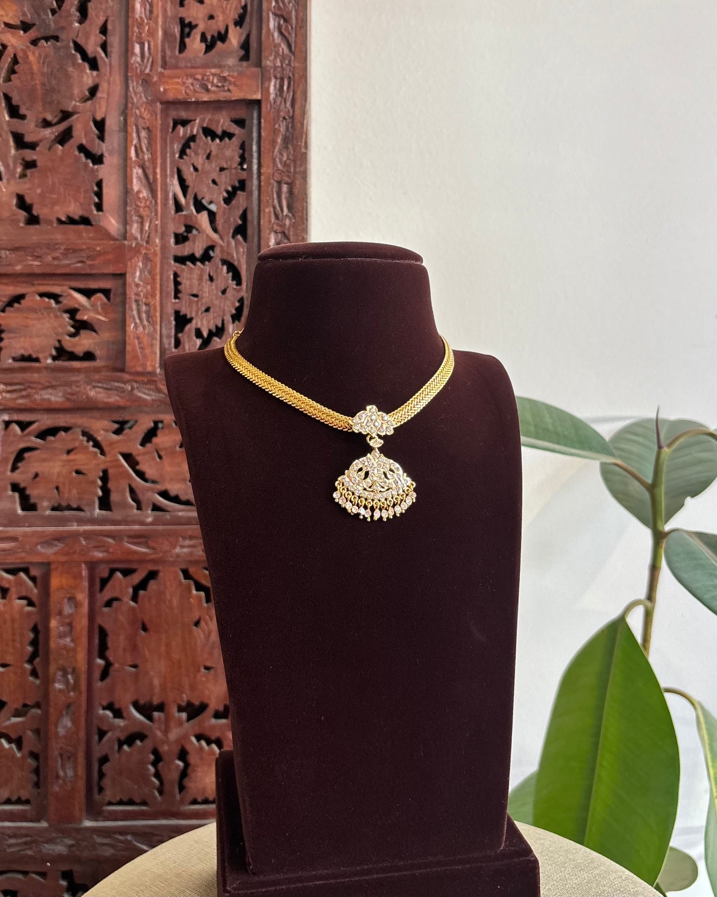 Peacock Motif Impon Pendant Attigai Necklace – Ruby & White | NC342