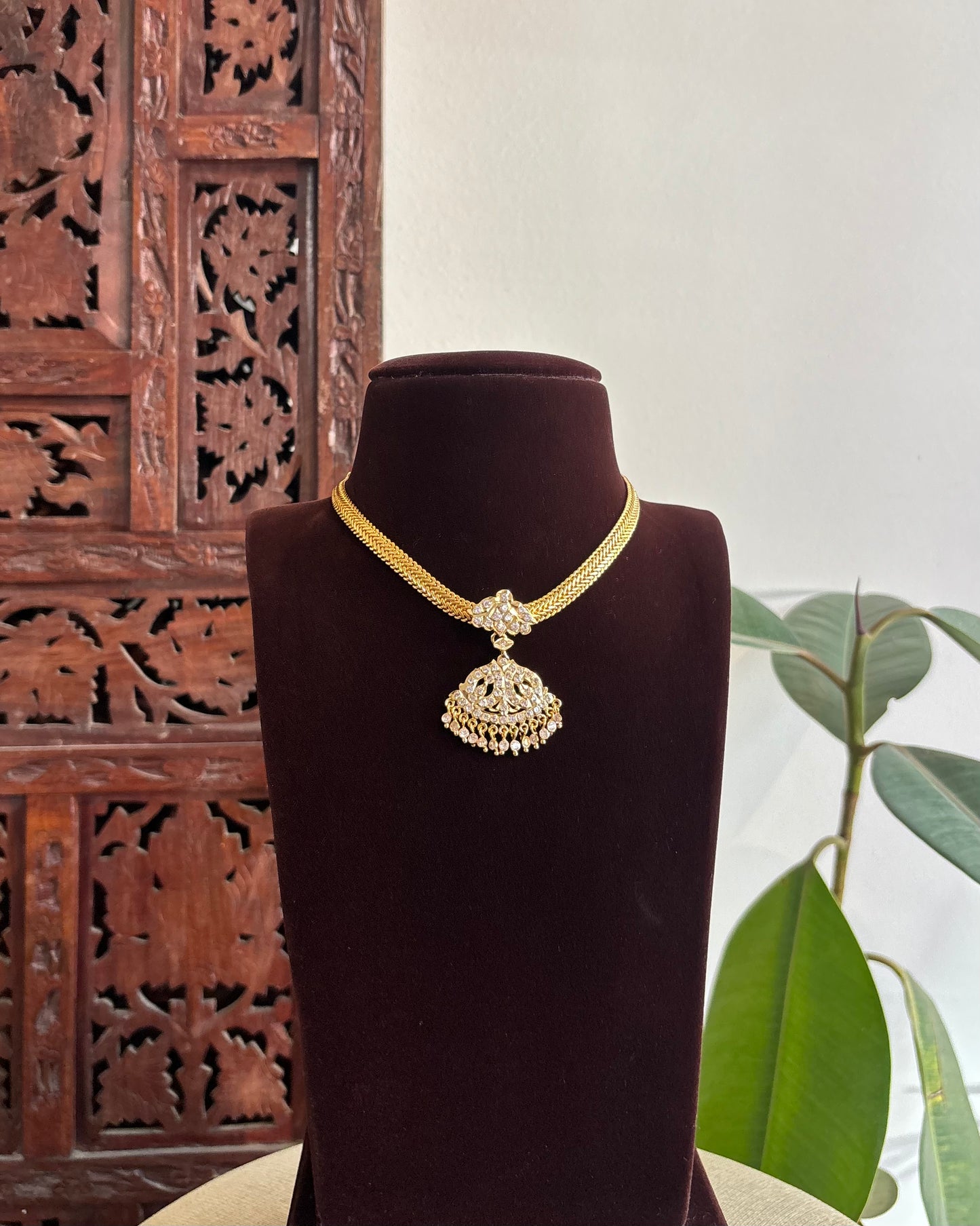 Peacock Motif Impon Pendant Attigai Necklace – Ruby & White | NC342