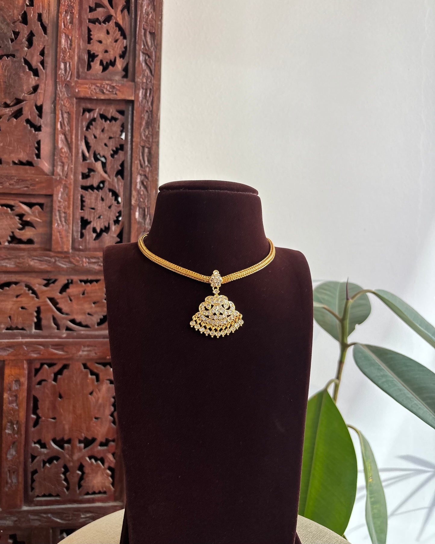 Peacock Motif Impon Pendant Attigai Necklace – Ruby & White | NC343