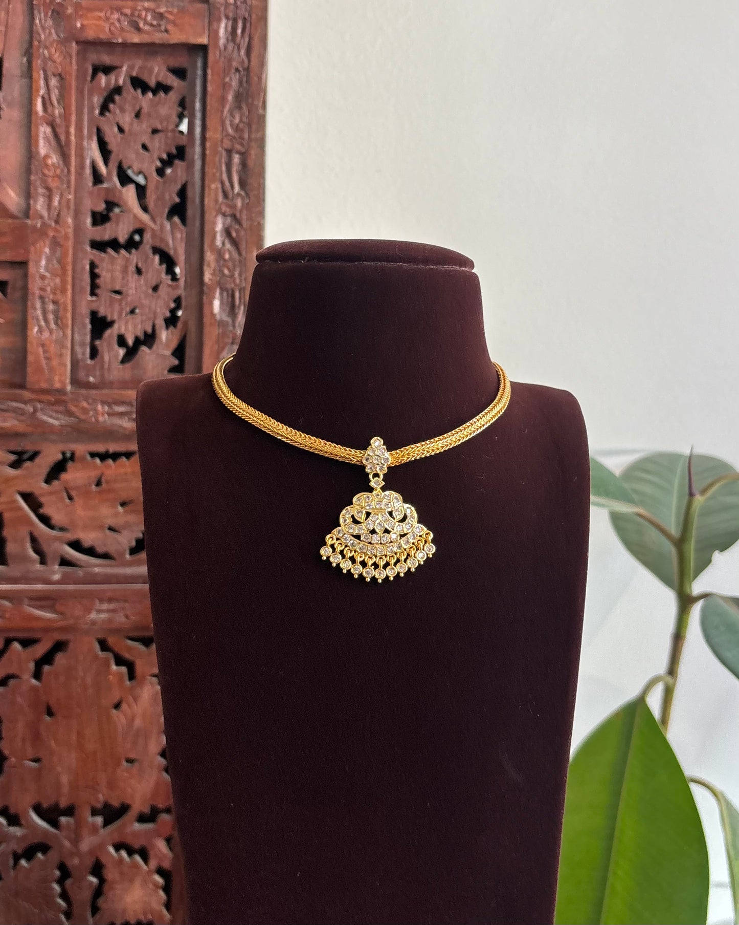 Peacock Motif Impon Pendant Attigai Necklace – Ruby & White | NC343