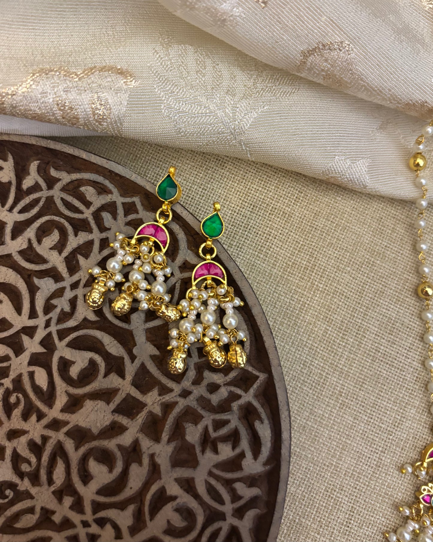 Minimal Pearl Necklace with Pachi Kundan Pendant & Matching Earrings | NC145