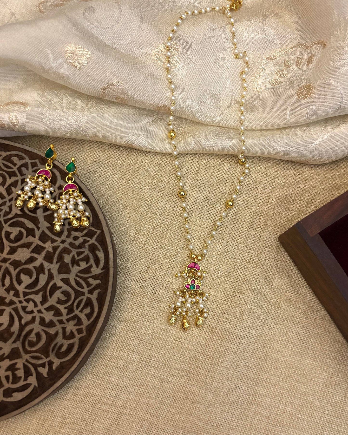 Minimal Pearl Necklace with Pachi Kundan Pendant & Matching Earrings | NC145