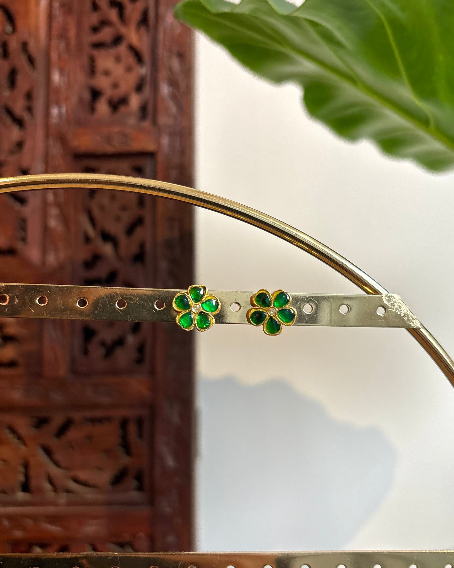 White Floral Stud Earrings | ER183