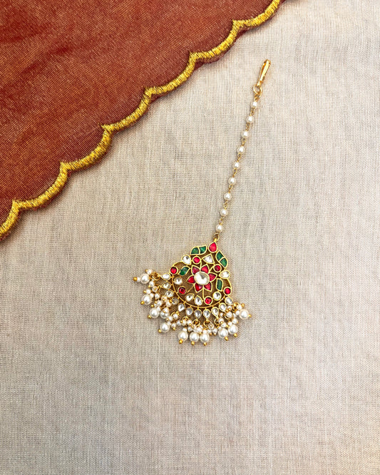 Minimal Kundan Maang Tikka with Pearl Chain