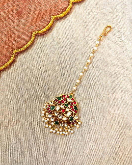Minimal Kundan Maang Tikka with Pearl Chain