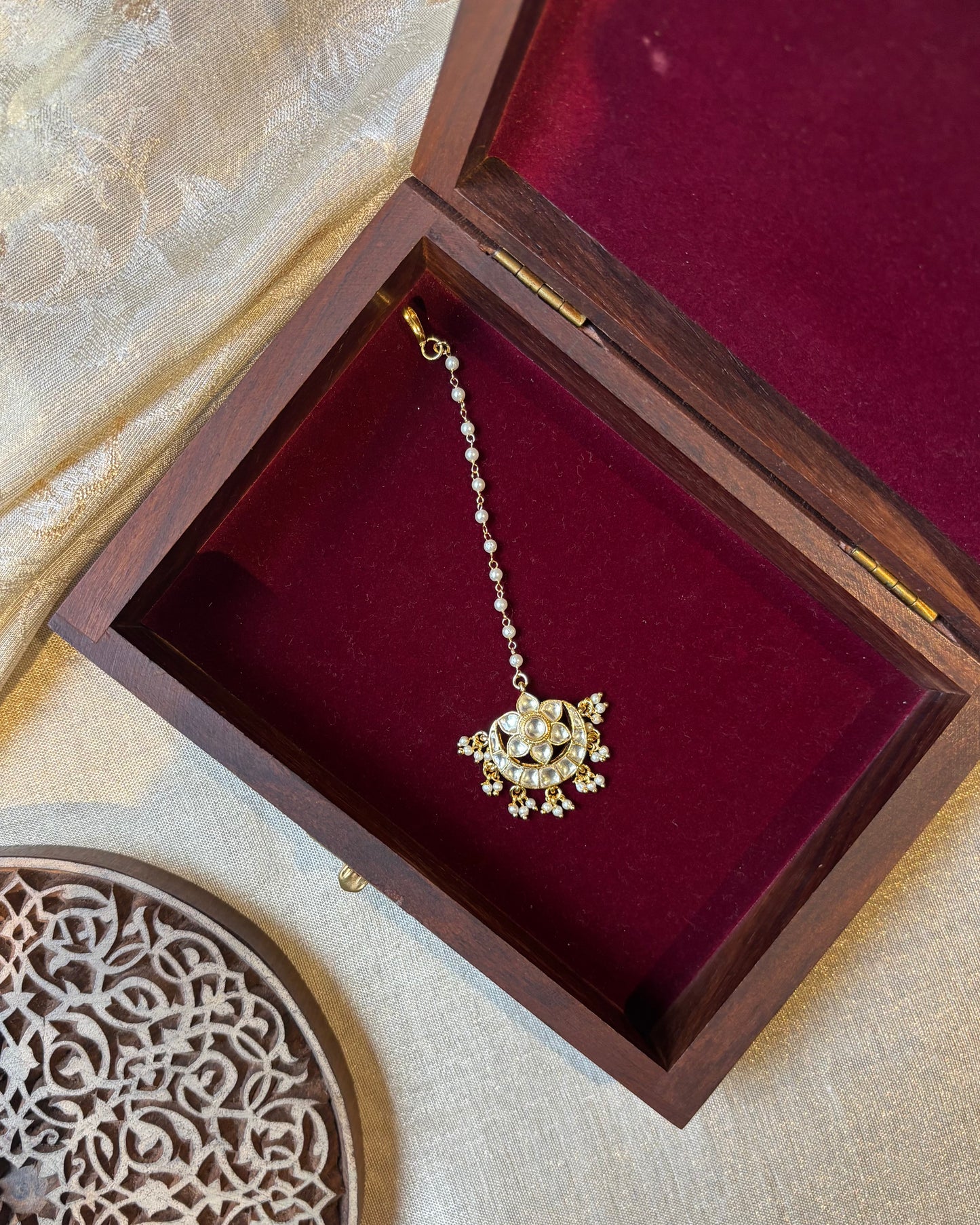 Jadau Kundan White Floral Motif Gold-Plated Maang Tikka | MT157