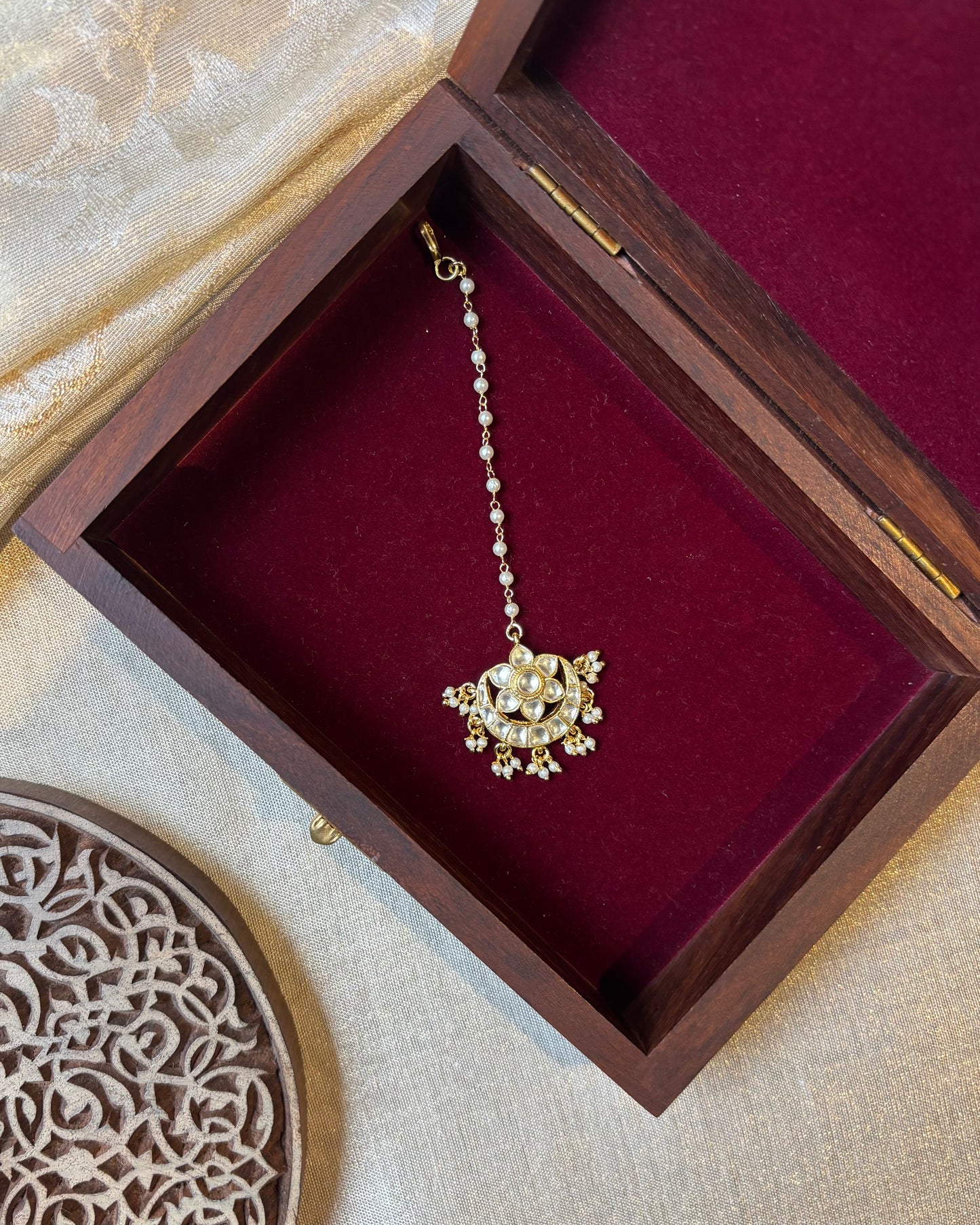 Jadau Kundan White Floral Motif Gold-Plated Maang Tikka | MT157