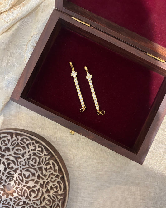 Vintage Floral Impon Straight Ear Chain –  White | EC177